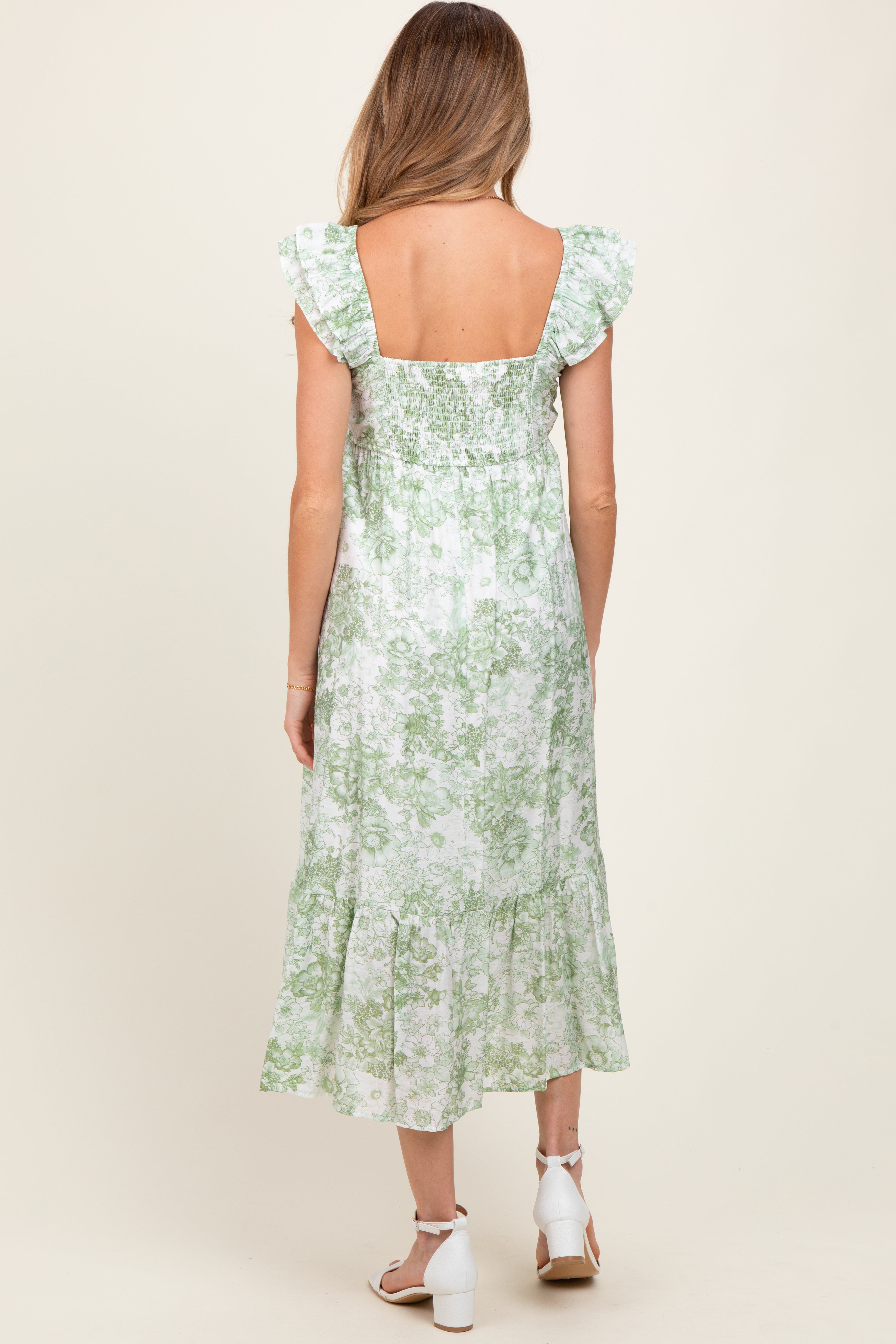 Hellolivfarbenes Umstands-Midikleid mit Blumenmuster, Volantträgern und plissiertem Oberteil