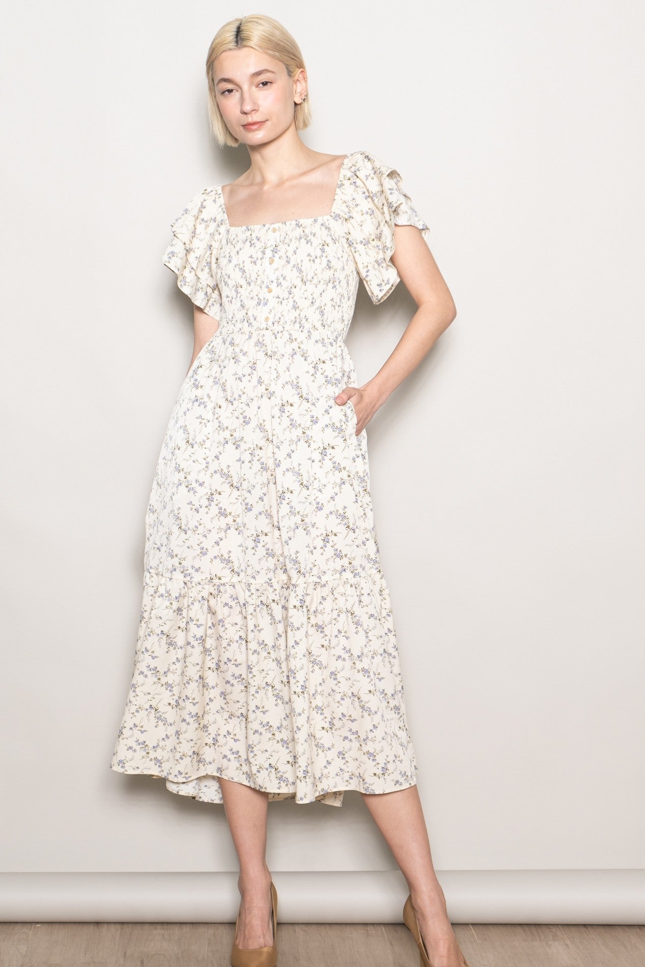 Elfenbeinfarbenes Umstands-Midikleid mit Blumenmuster, Smok-Oberteil und Flügelärmeln