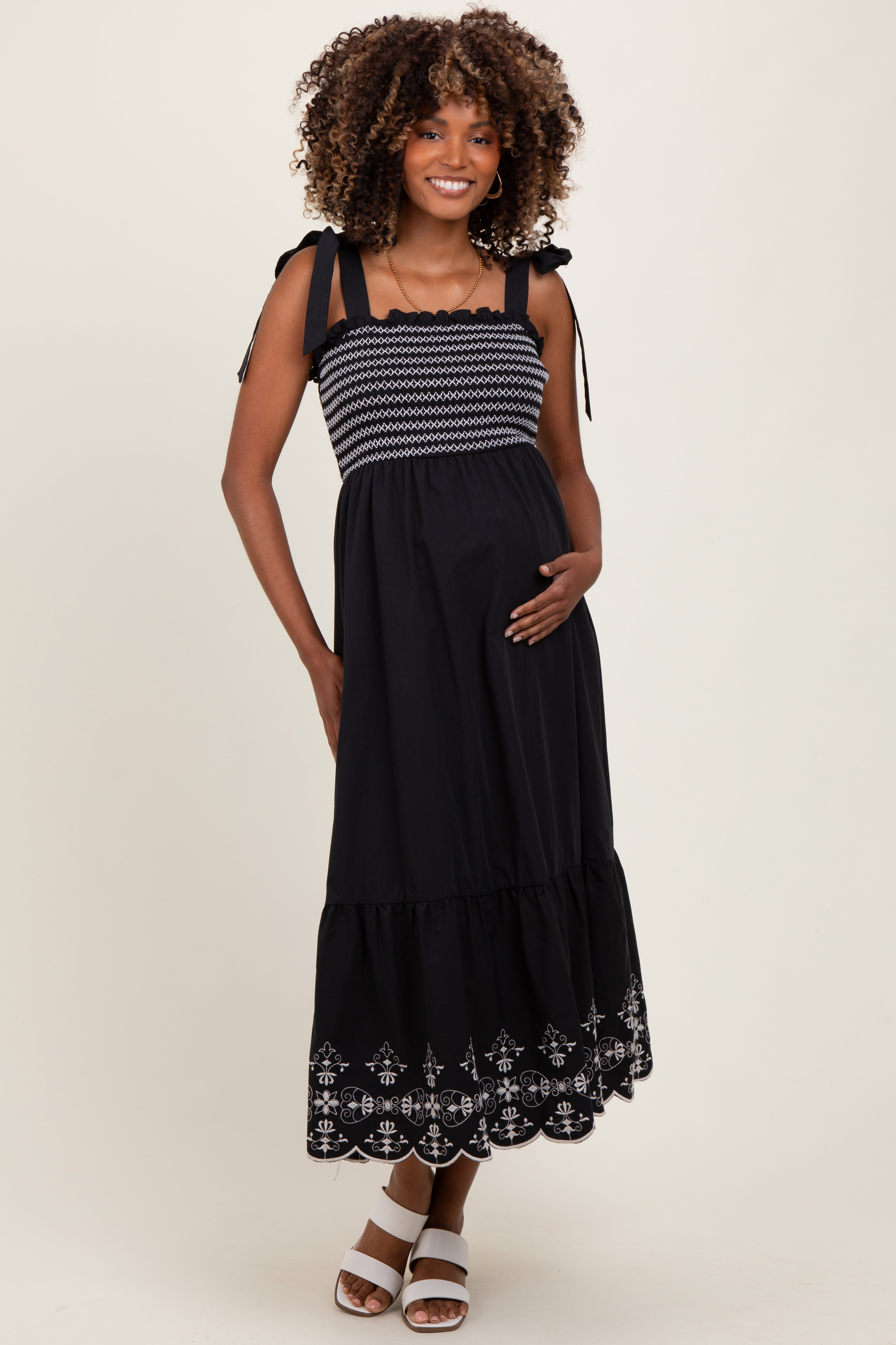 Schwarzes Umstands-Midikleid mit Smok und besticktem Schulterband