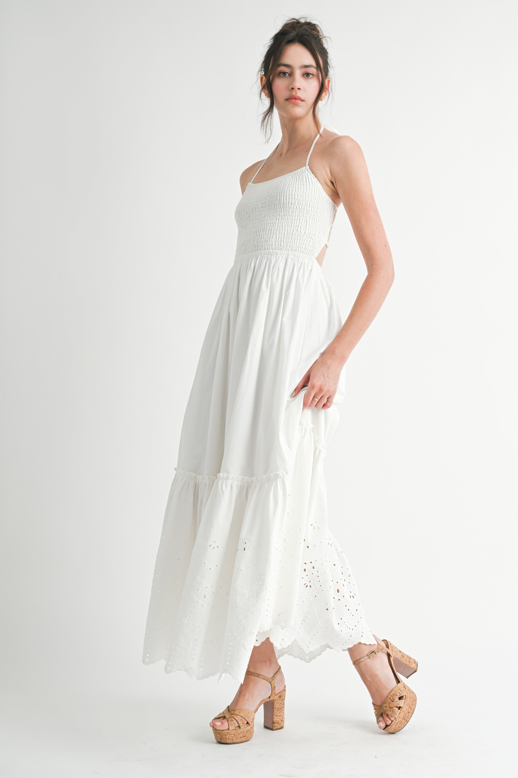 Weißes Umstands-Maxikleid mit Smok-Oberteil, offenem Rücken und Spitzensaum