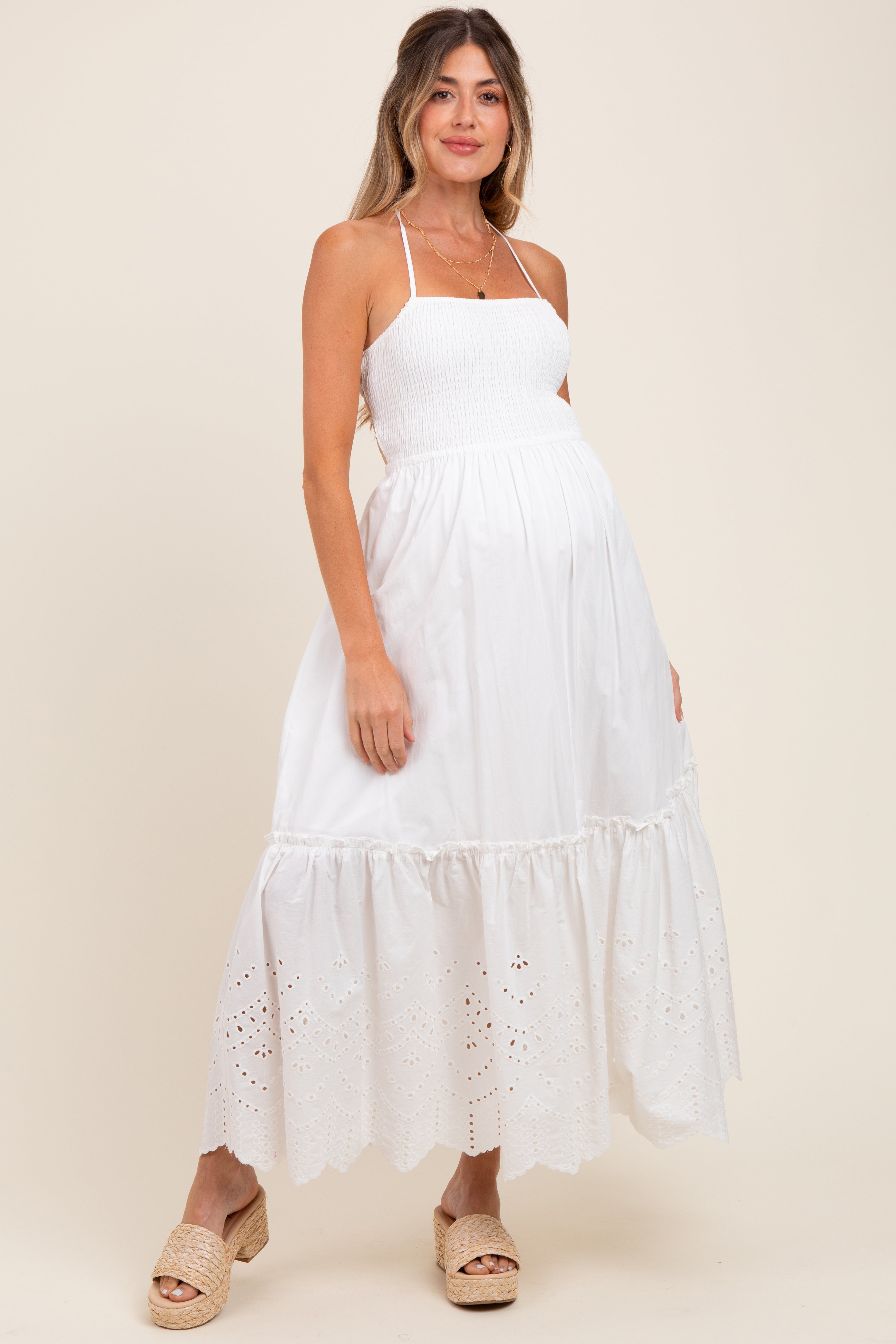Weißes Umstands-Maxikleid mit Smok-Oberteil, offenem Rücken und Spitzensaum