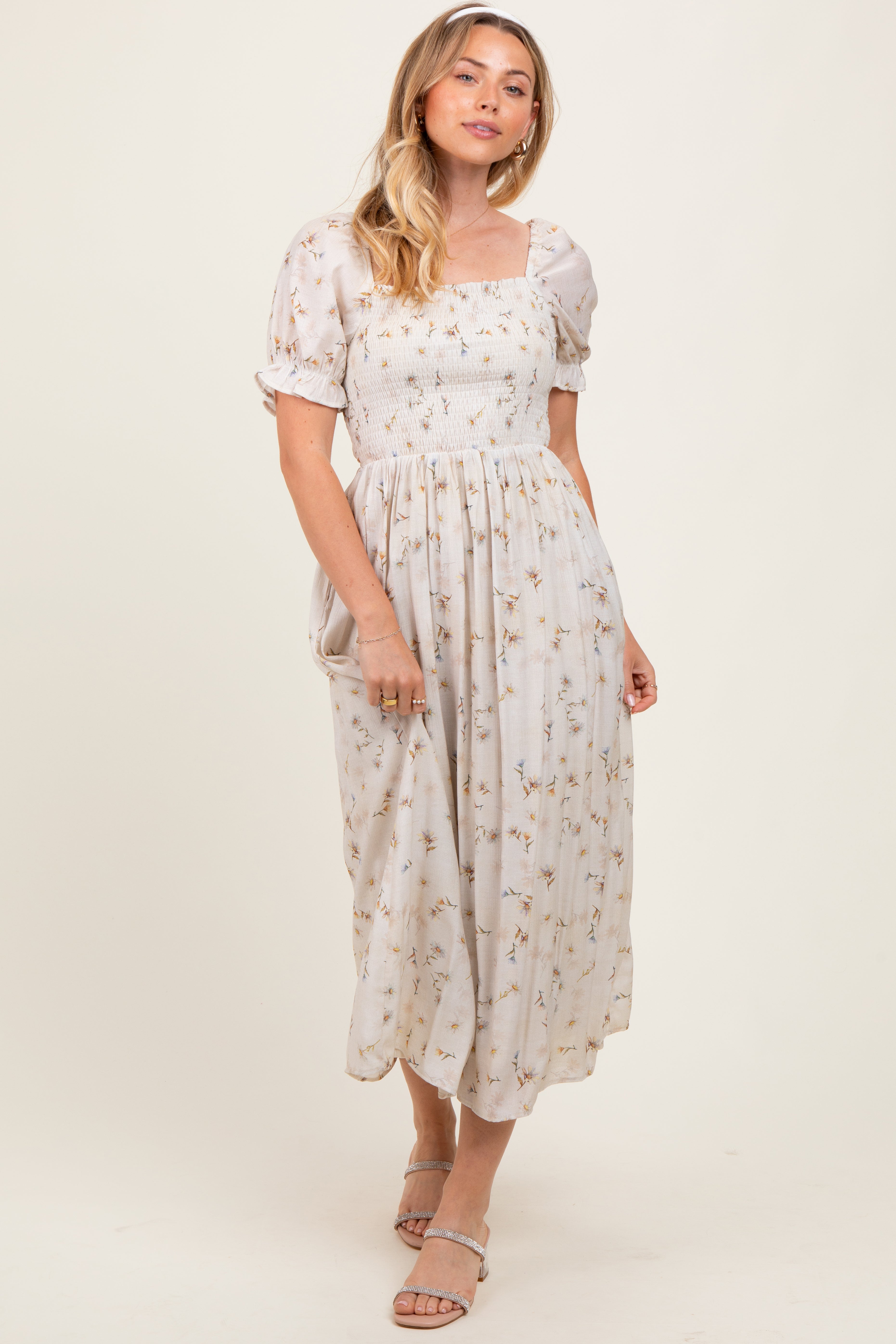 Gelbes geblümtes Umstands-Midikleid mit Puffärmeln