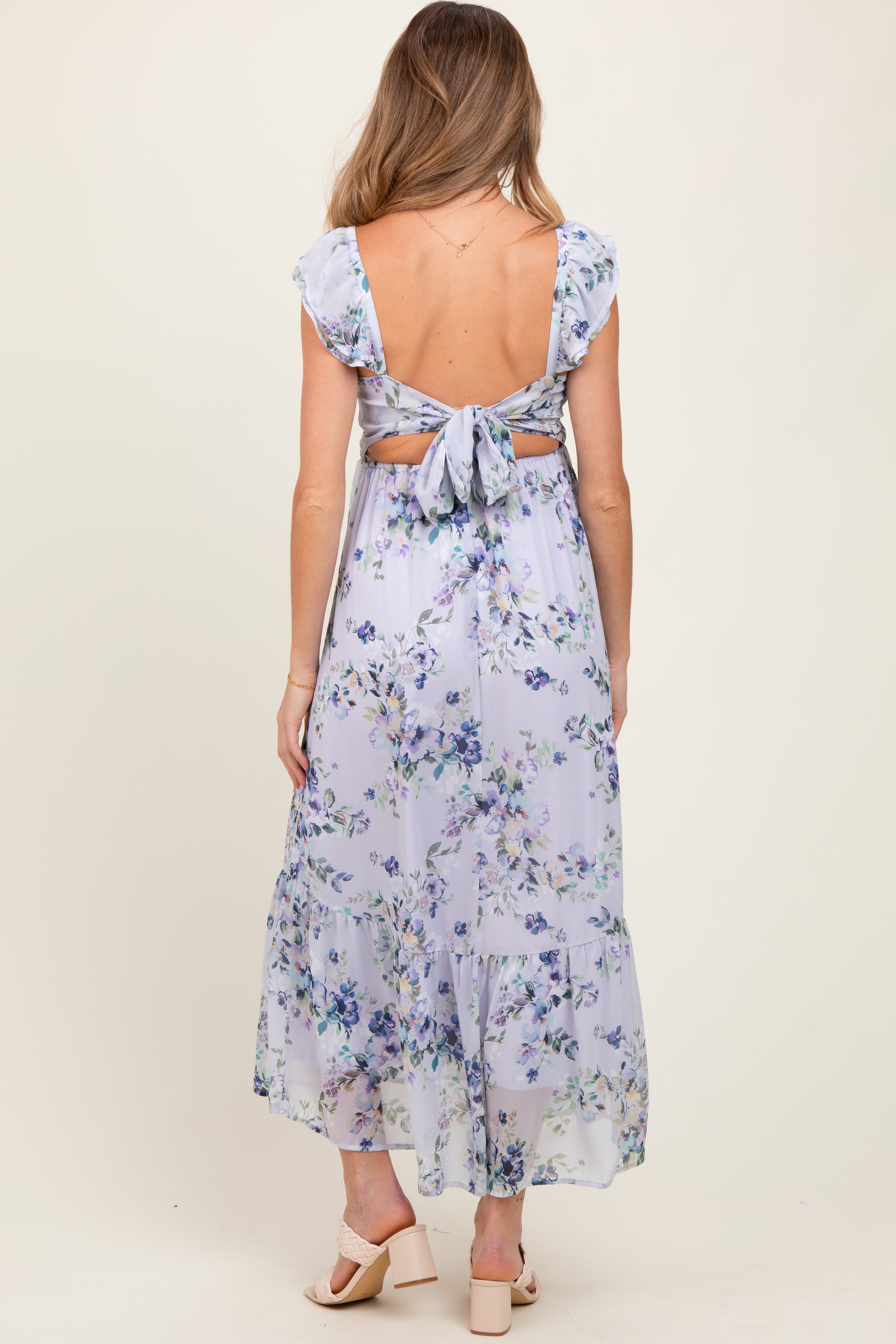 Fliederfarbenes strukturiertes Umstandsmaxikleid mit Blumenmuster und Rückenausschnitt zum Binden
