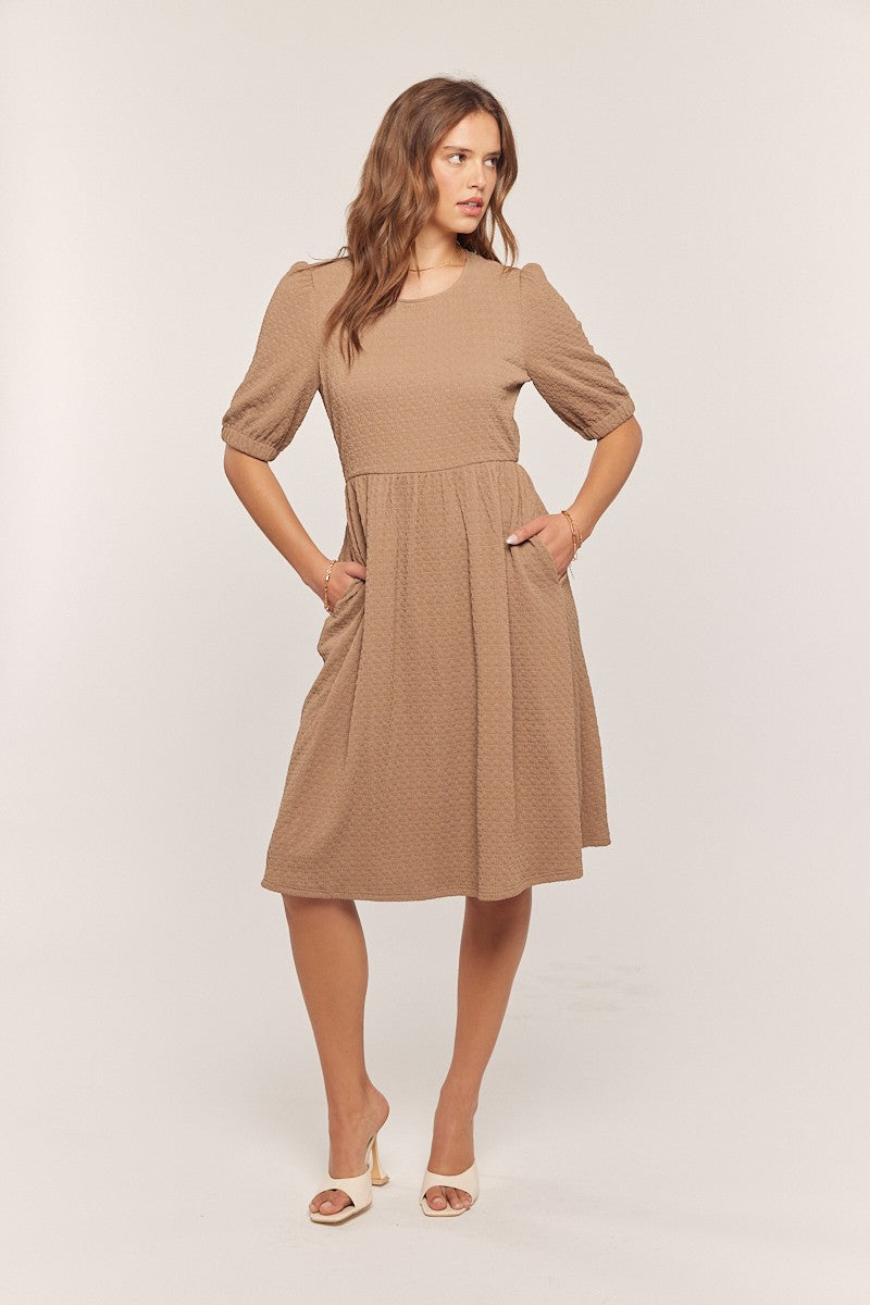 Taupefarbenes Umstands-Midikleid aus strukturiertem Strick mit Puffärmeln