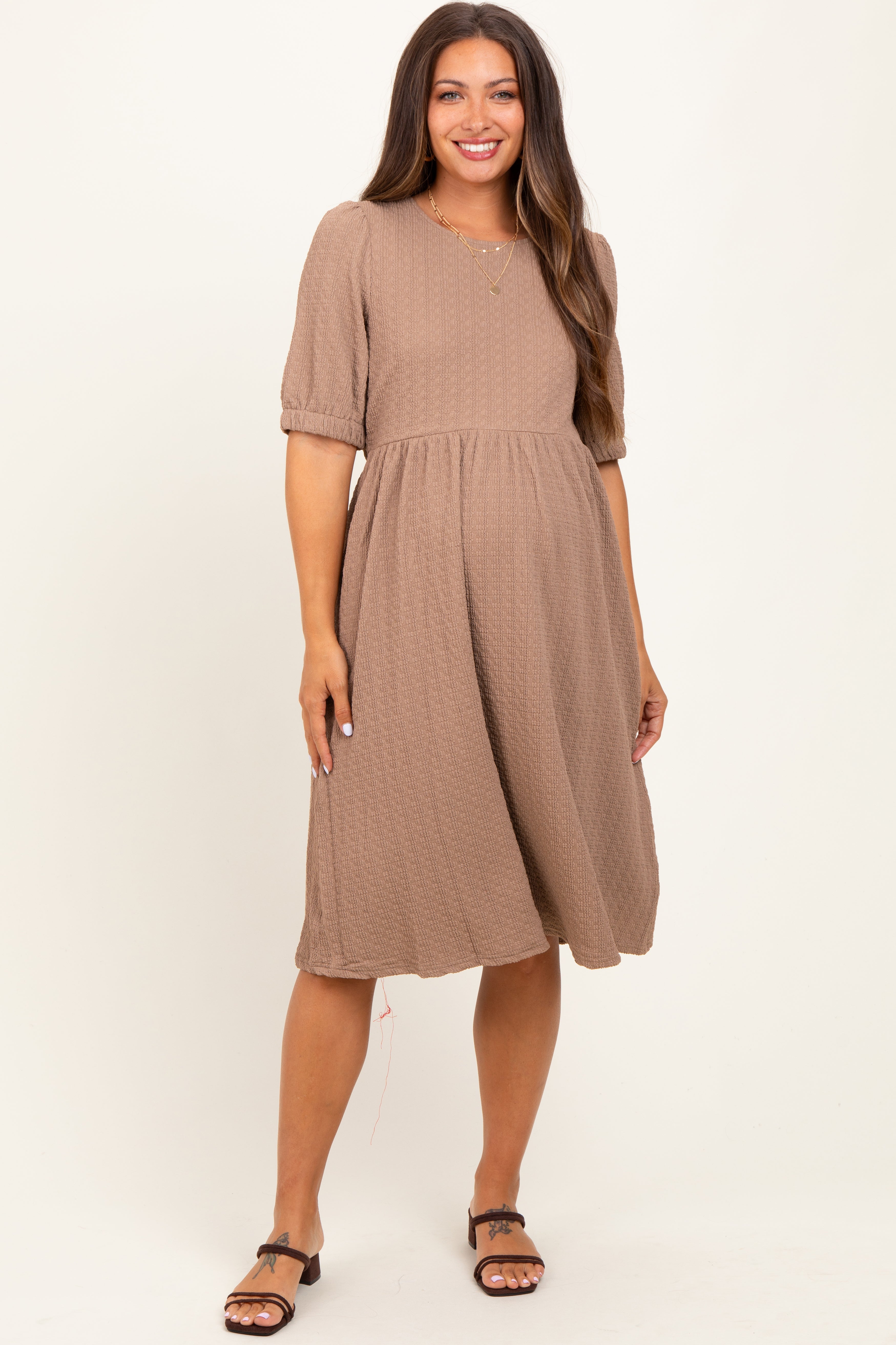 Taupefarbenes Umstands-Midikleid aus strukturiertem Strick mit Puffärmeln