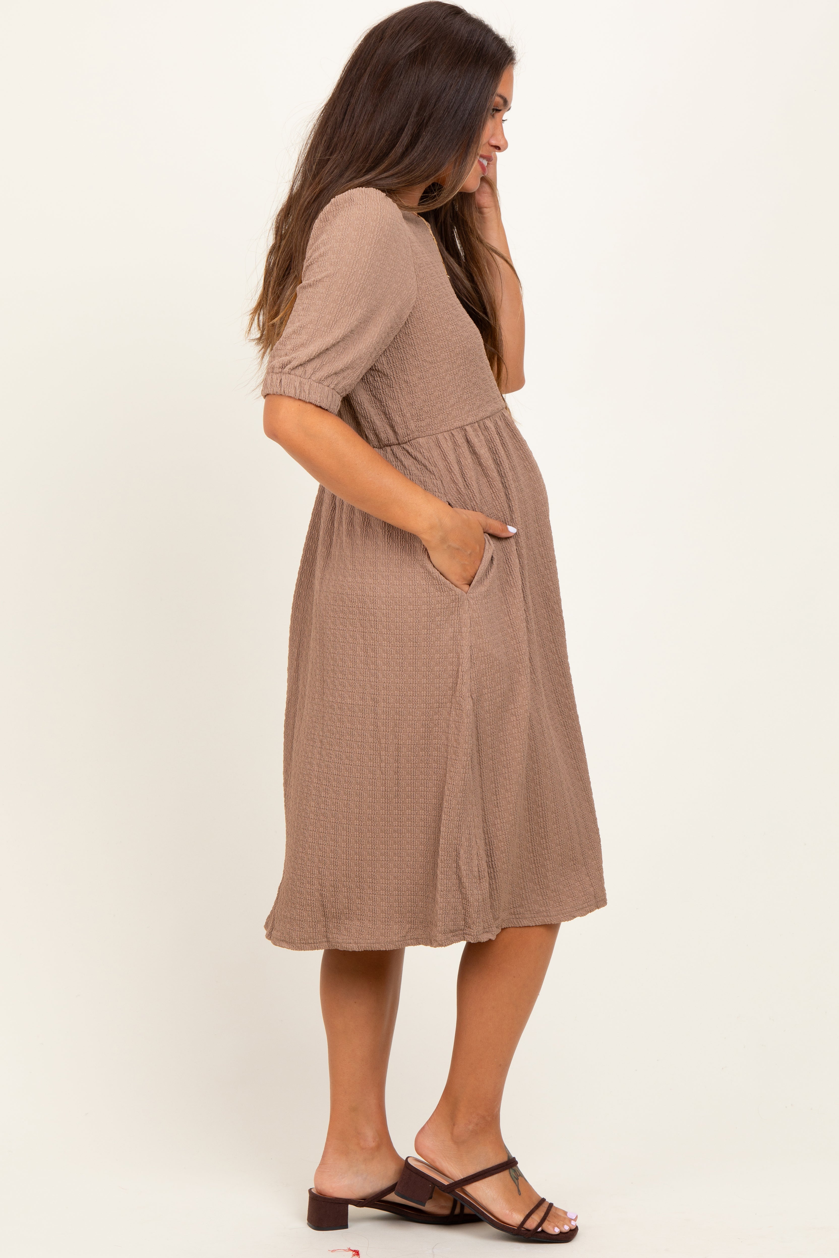Taupefarbenes Umstands-Midikleid aus strukturiertem Strick mit Puffärmeln