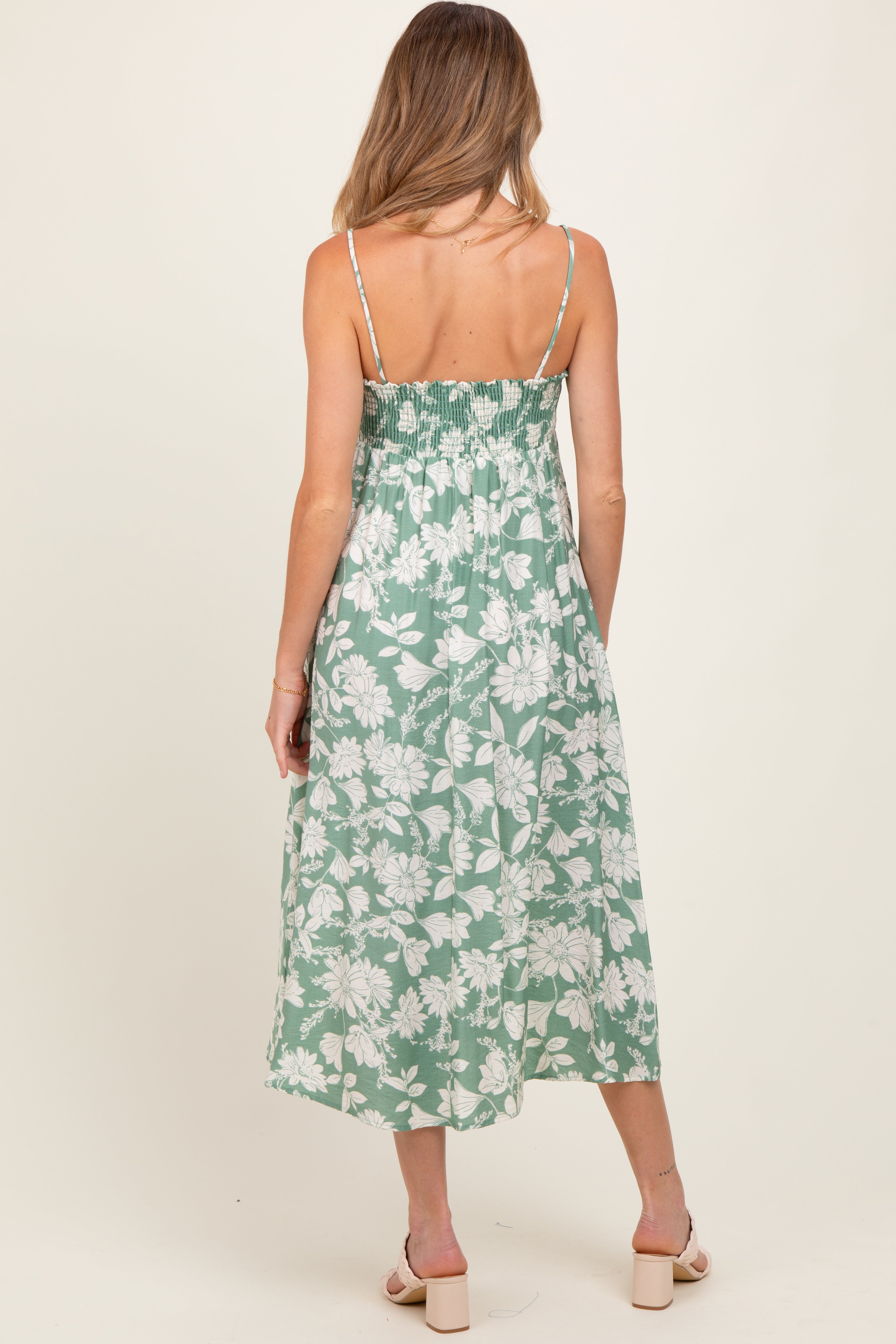Hellolivfarbenes ärmelloses Umstands-Midikleid mit Blumenmuster