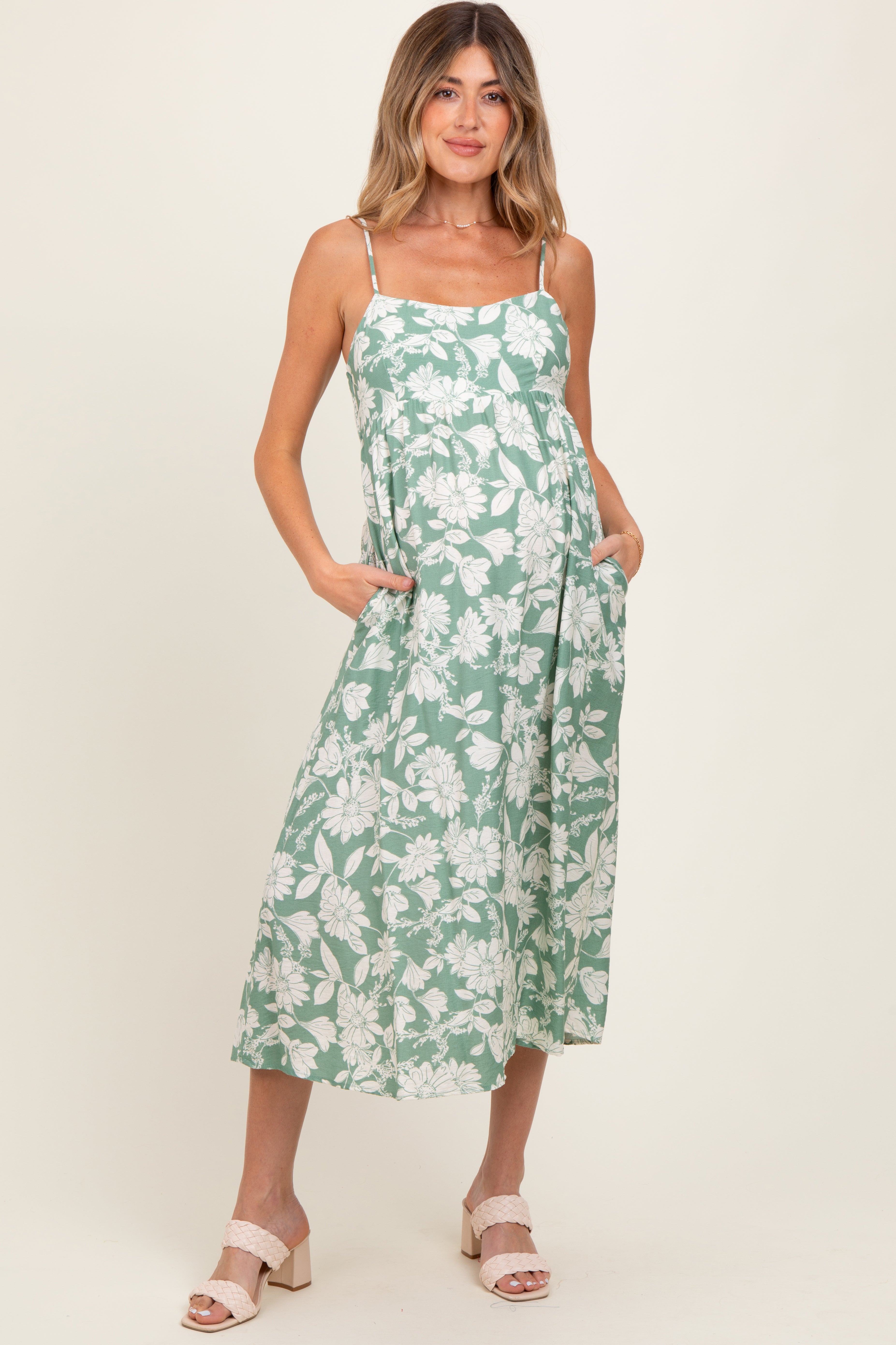 Hellolivfarbenes ärmelloses Umstands-Midikleid mit Blumenmuster