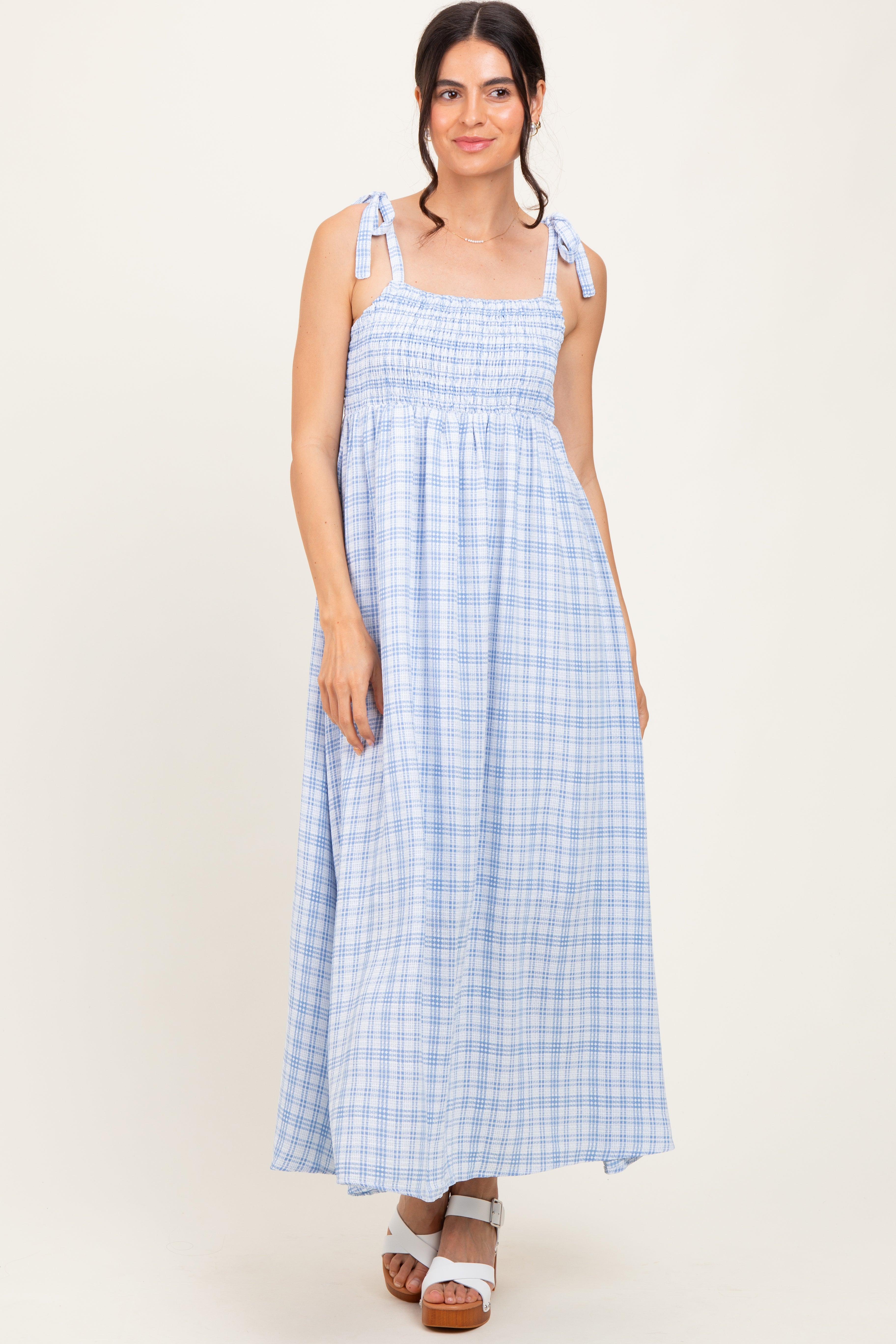 Blaues kariertes Umstands-Maxikleid mit Smok-Detail und Schulterbändern