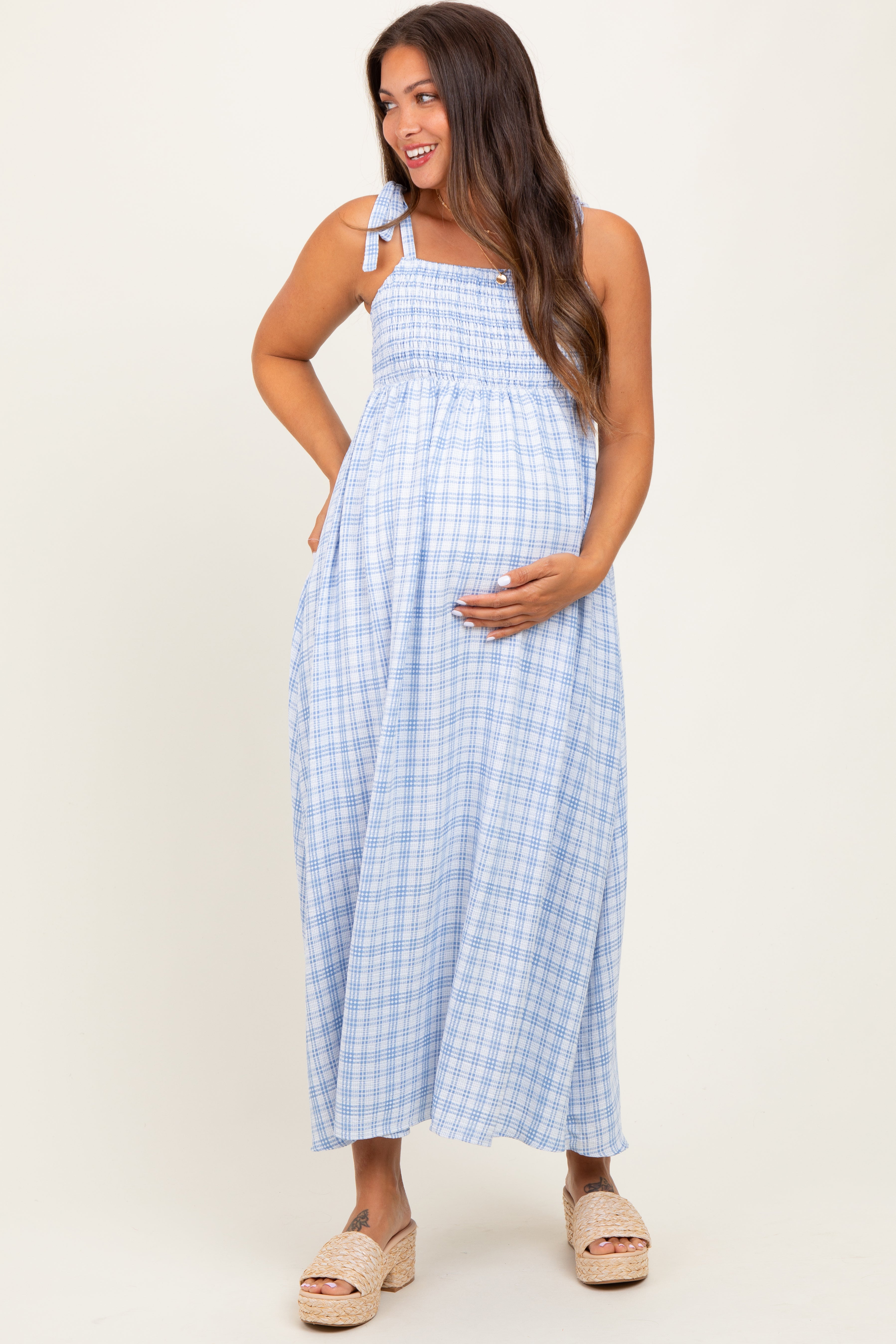 Blaues kariertes Umstands-Maxikleid mit Smok-Detail und Schulterbändern