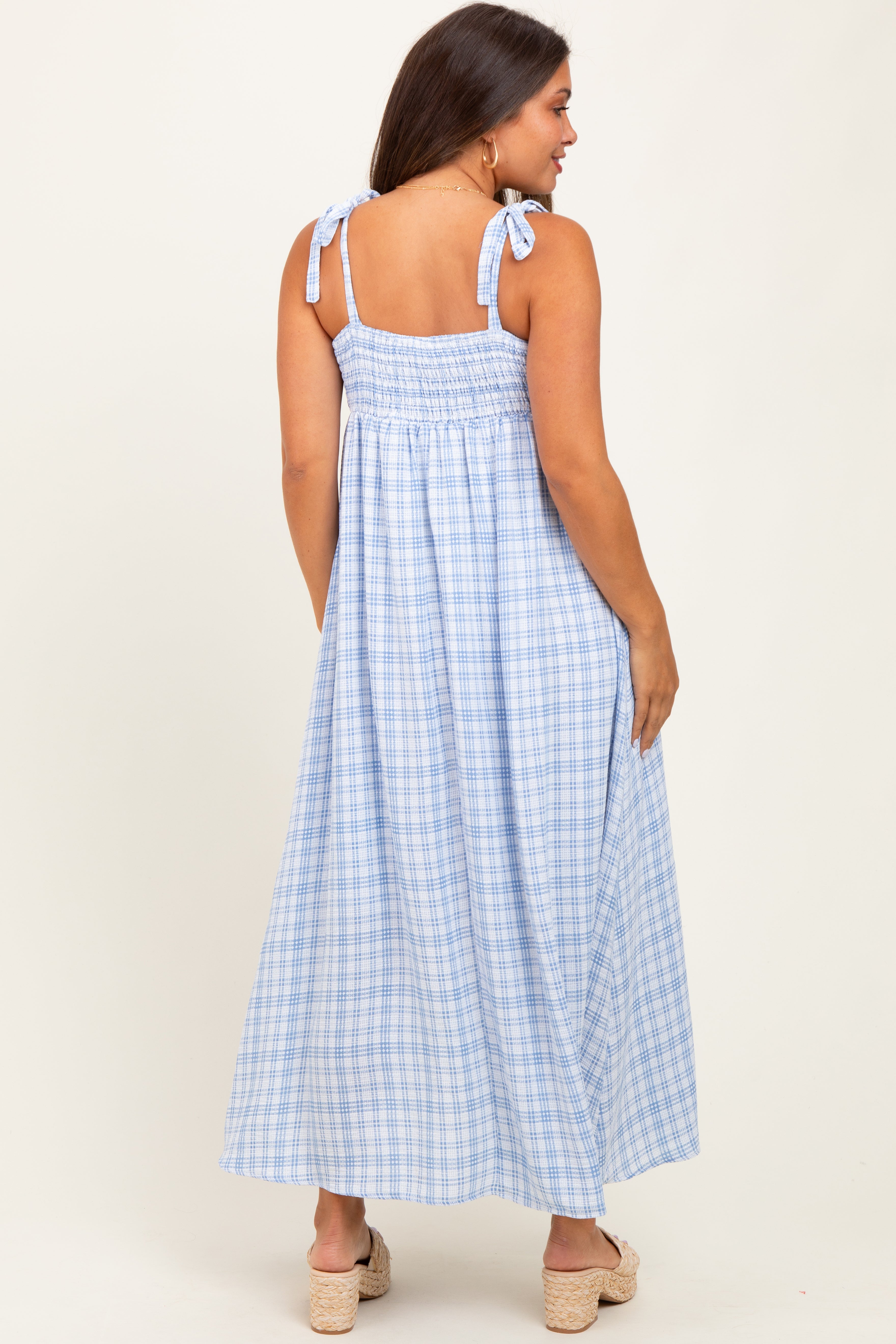 Blaues kariertes Umstands-Maxikleid mit Smok-Detail und Schulterbändern