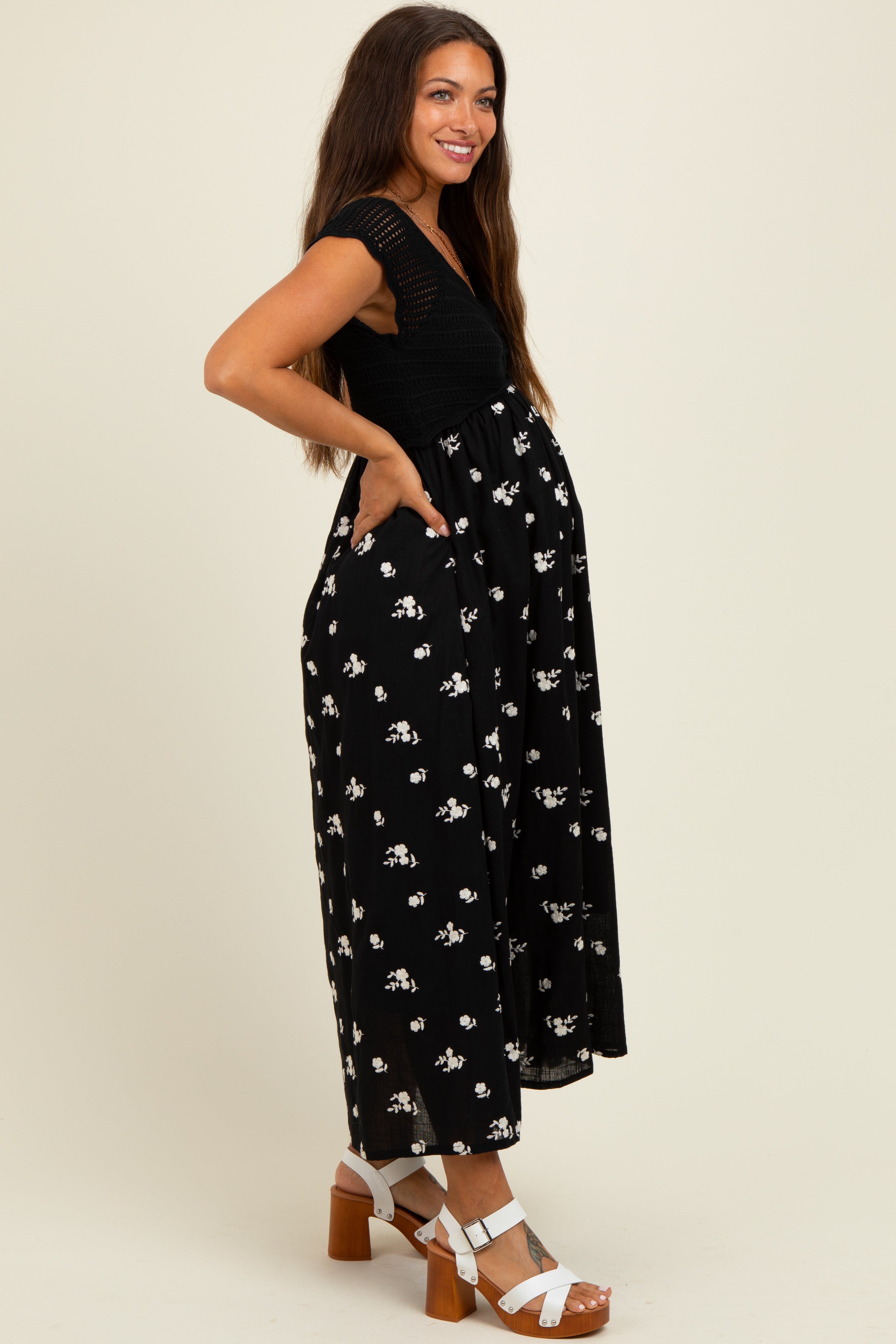 Umstands-Midikleid mit Häkeloberteil und Blumenstickerei