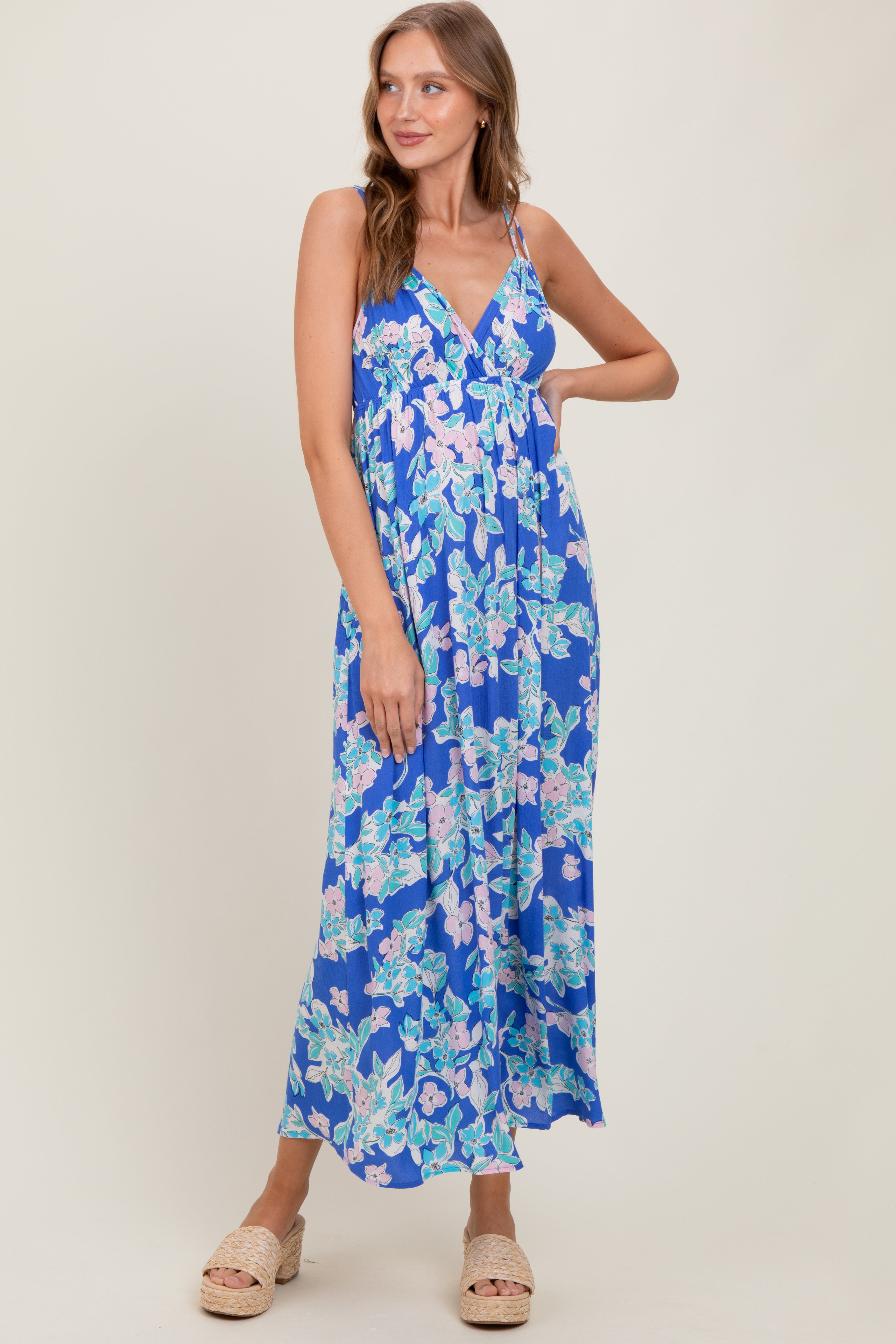Blaues Umstands-Maxikleid mit Blumenmuster, V-Ausschnitt und Doppelträgern