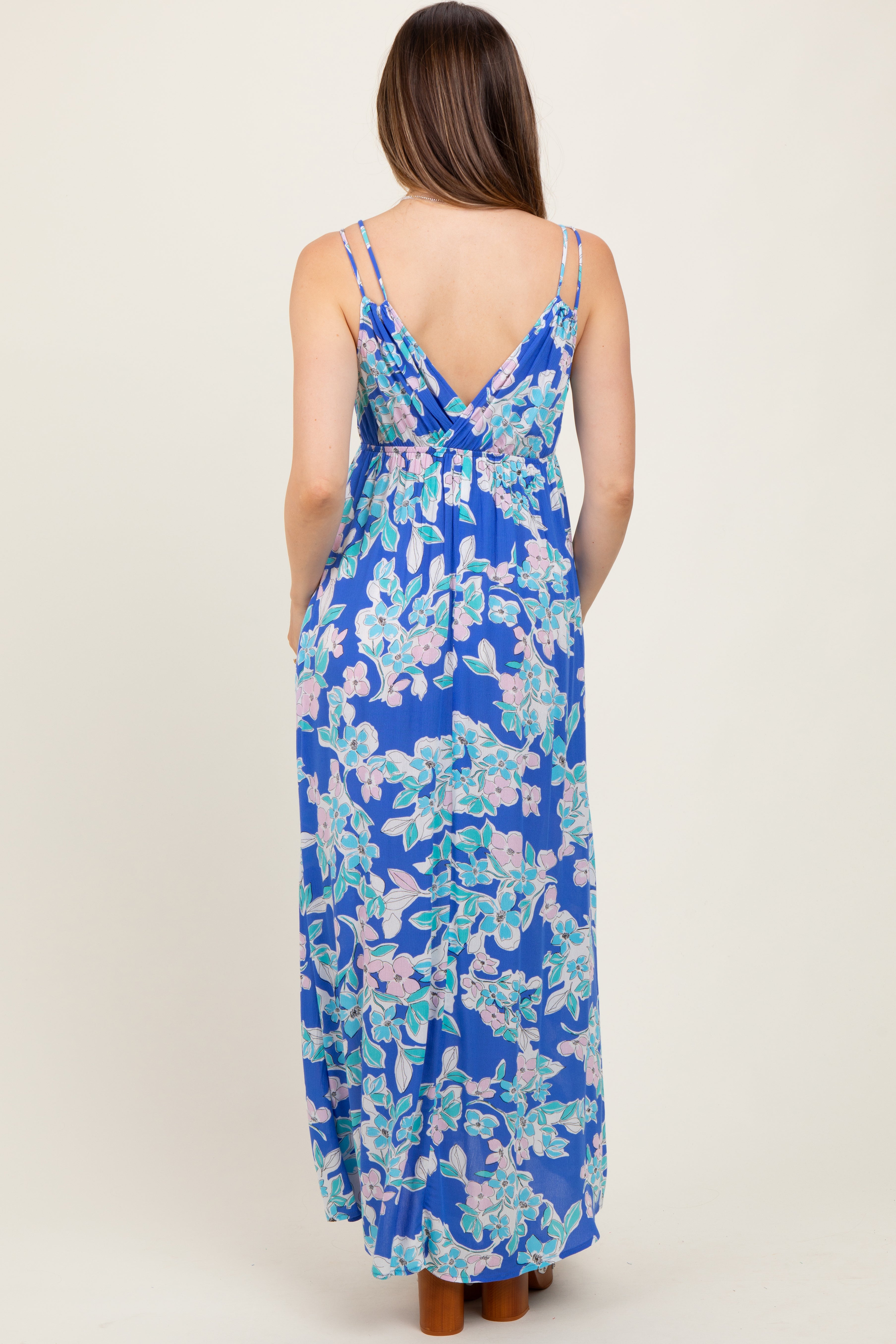 Blaues Umstands-Maxikleid mit Blumenmuster, V-Ausschnitt und Doppelträgern