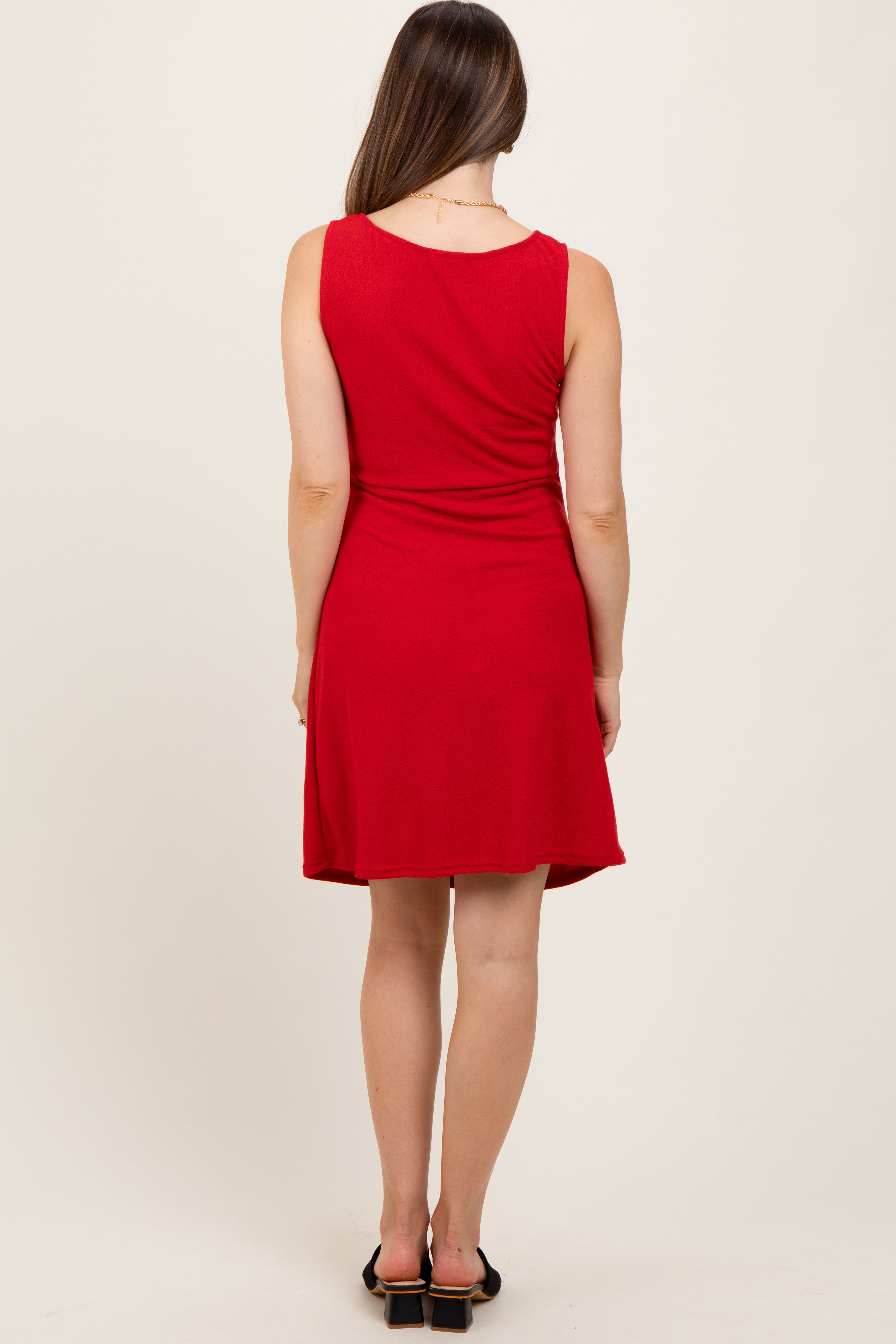 Rotes ärmelloses Umstands-Minikleid mit U-Boot-Ausschnitt und seitlichem Bindeband