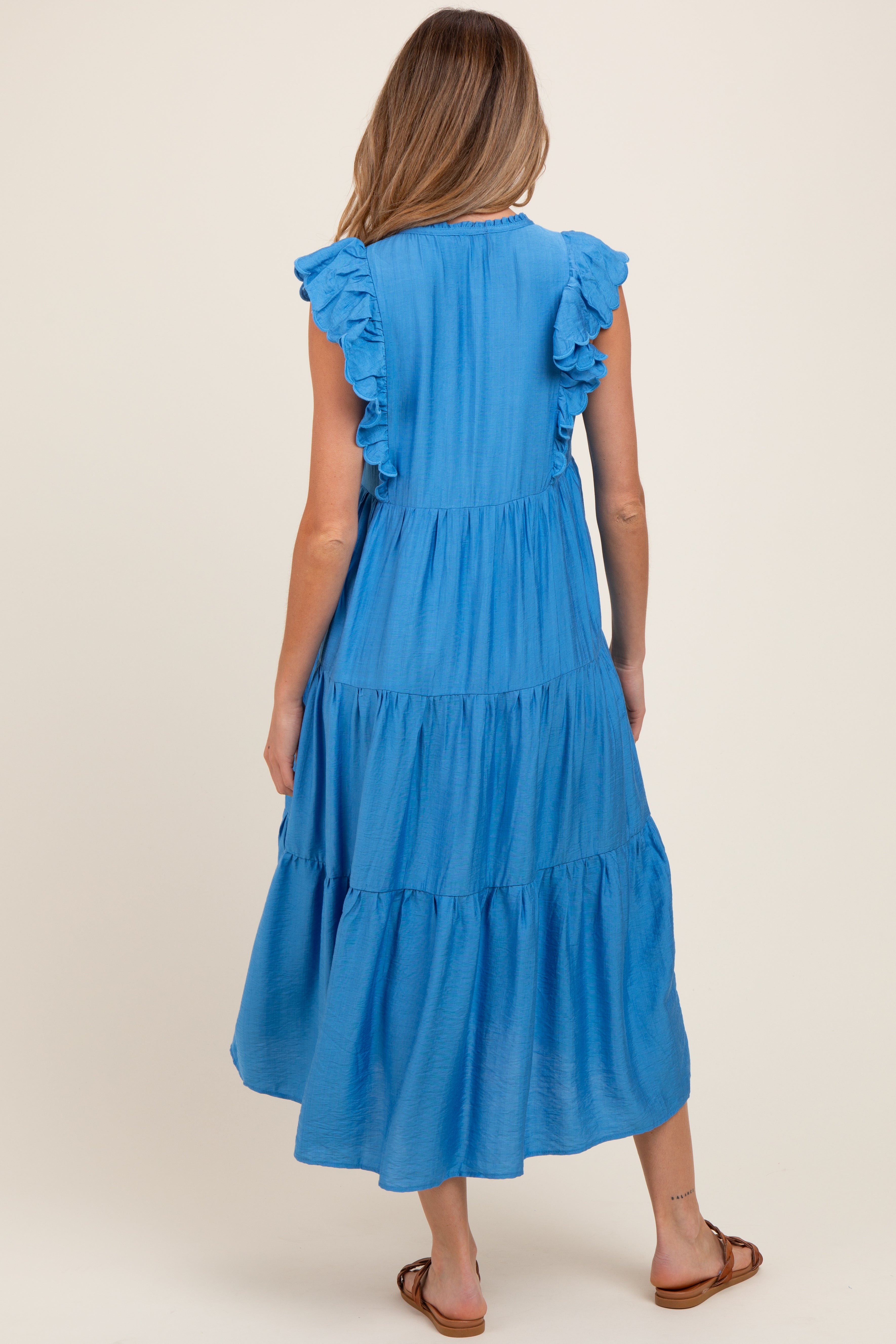 Blaues Umstands-Midikleid mit Rüschenärmeln und Stufenrock