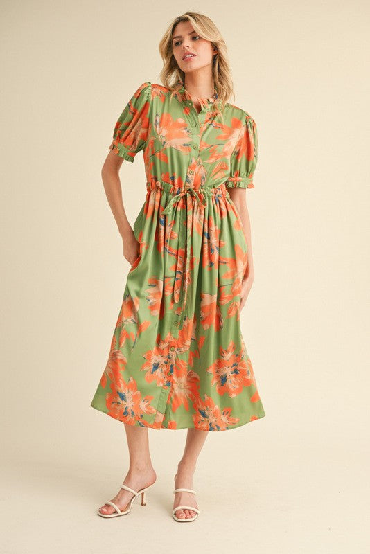 Hellolivfarbenes Umstands-Midikleid aus Satin mit Blumenmuster und Knopfleiste