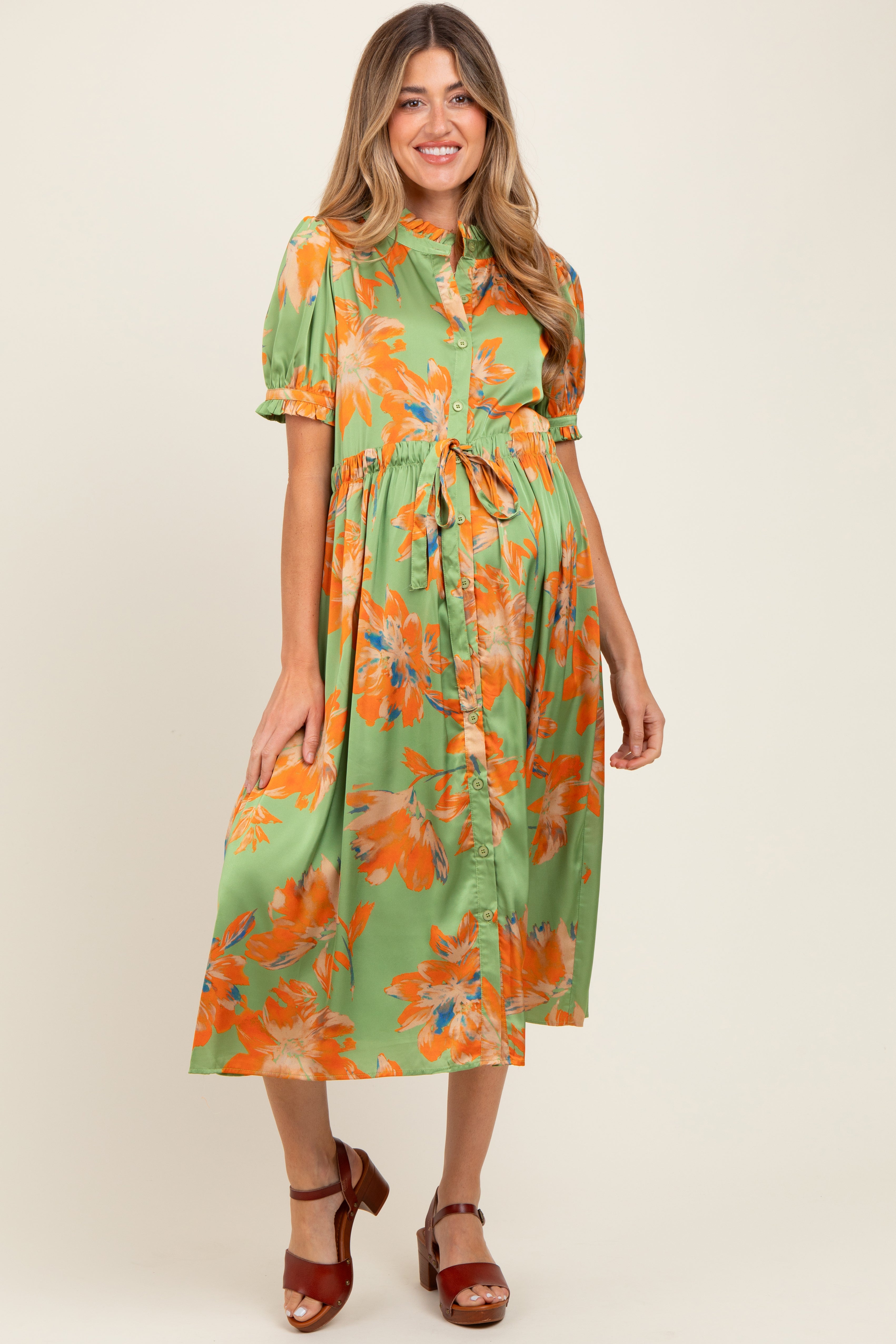 Hellolivfarbenes Umstands-Midikleid aus Satin mit Blumenmuster und Knopfleiste