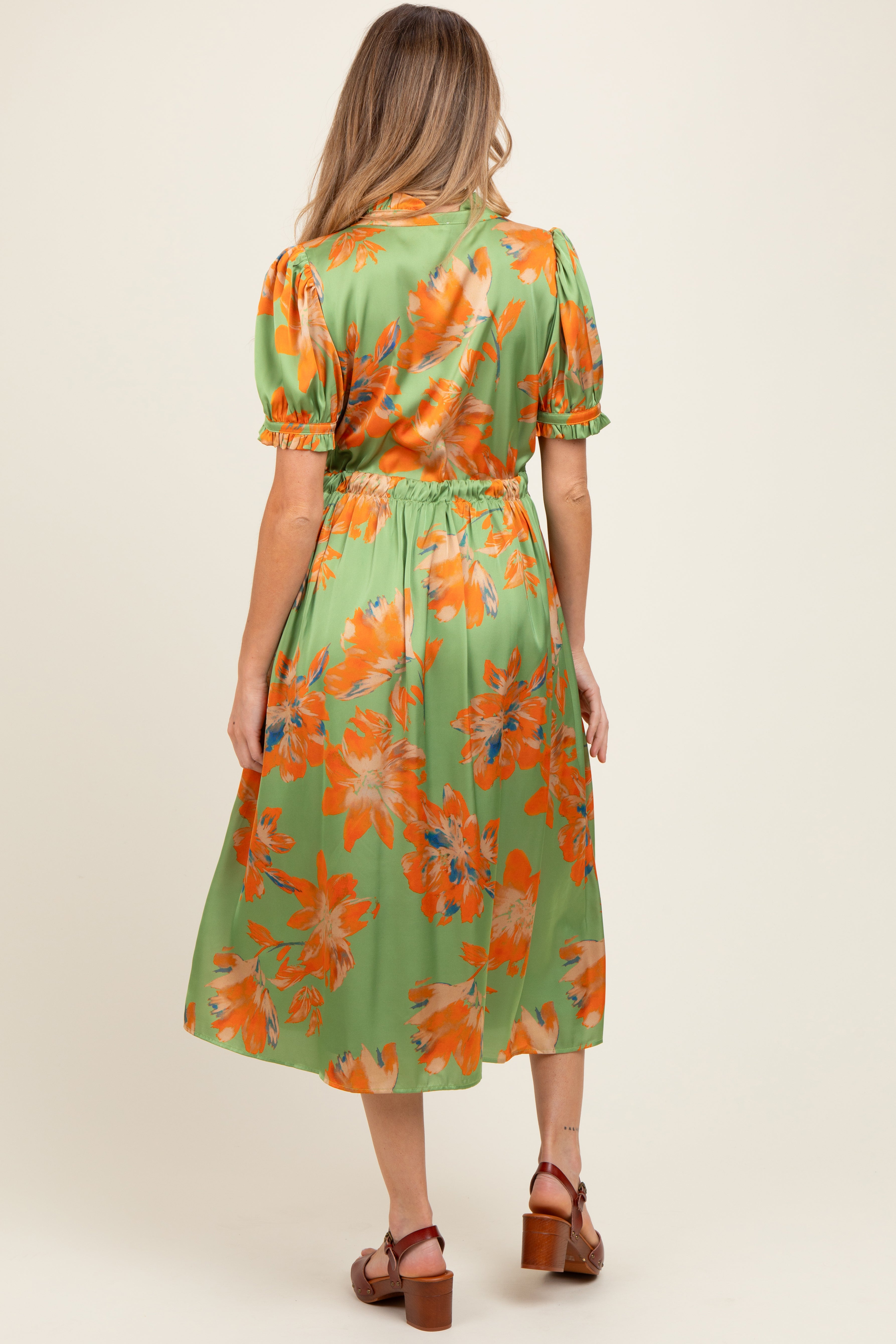 Hellolivfarbenes Umstands-Midikleid aus Satin mit Blumenmuster und Knopfleiste