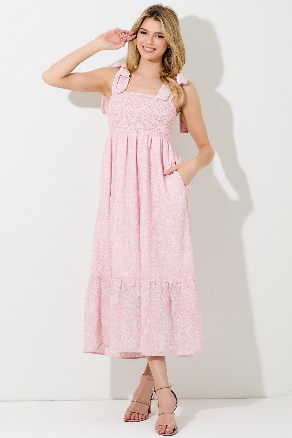 Umstands-Midikleid mit Blumenmuster, Smok-Bund und Schulterbändern
