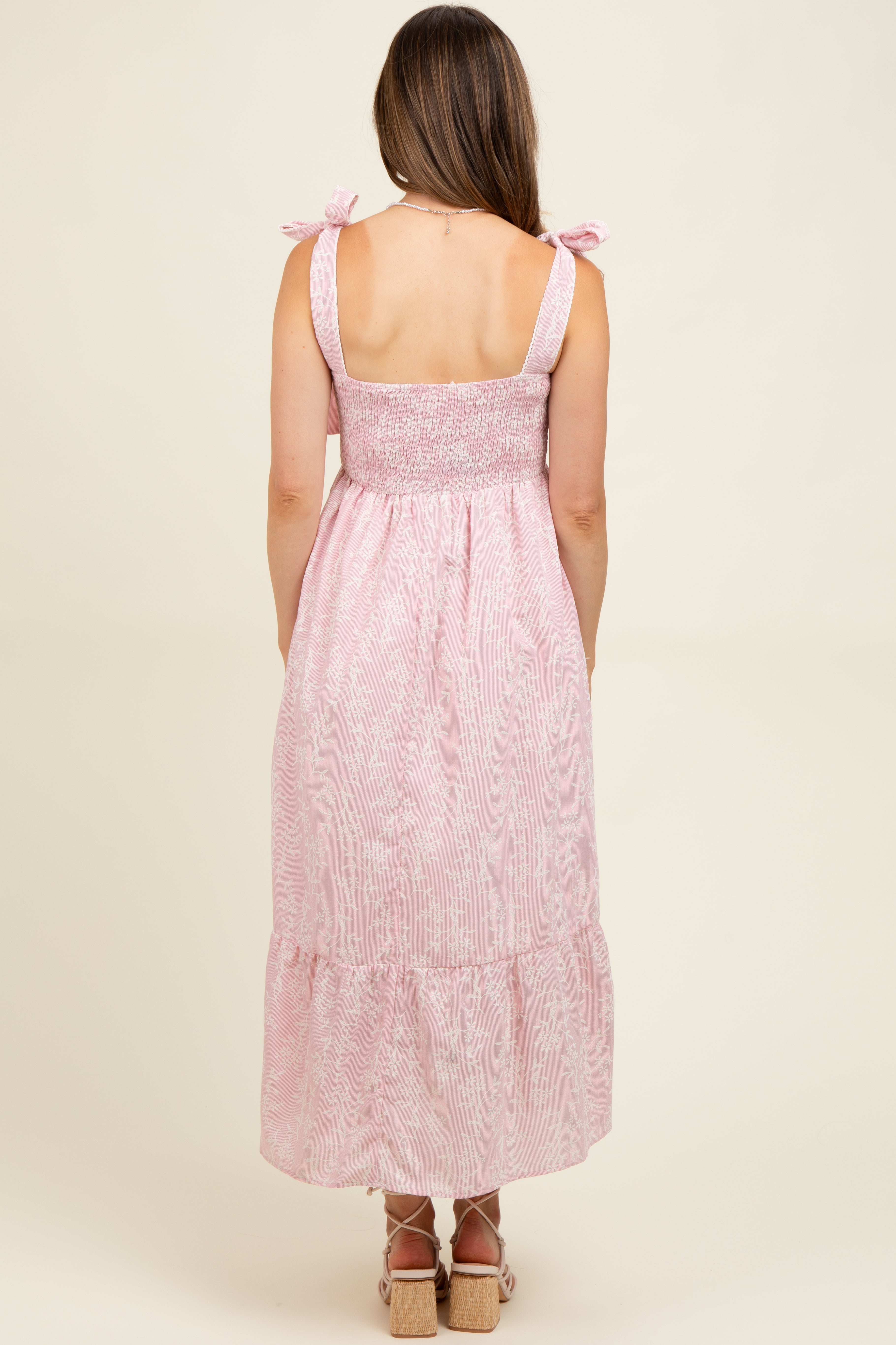Umstands-Midikleid mit Blumenmuster, Smok-Bund und Schulterbändern