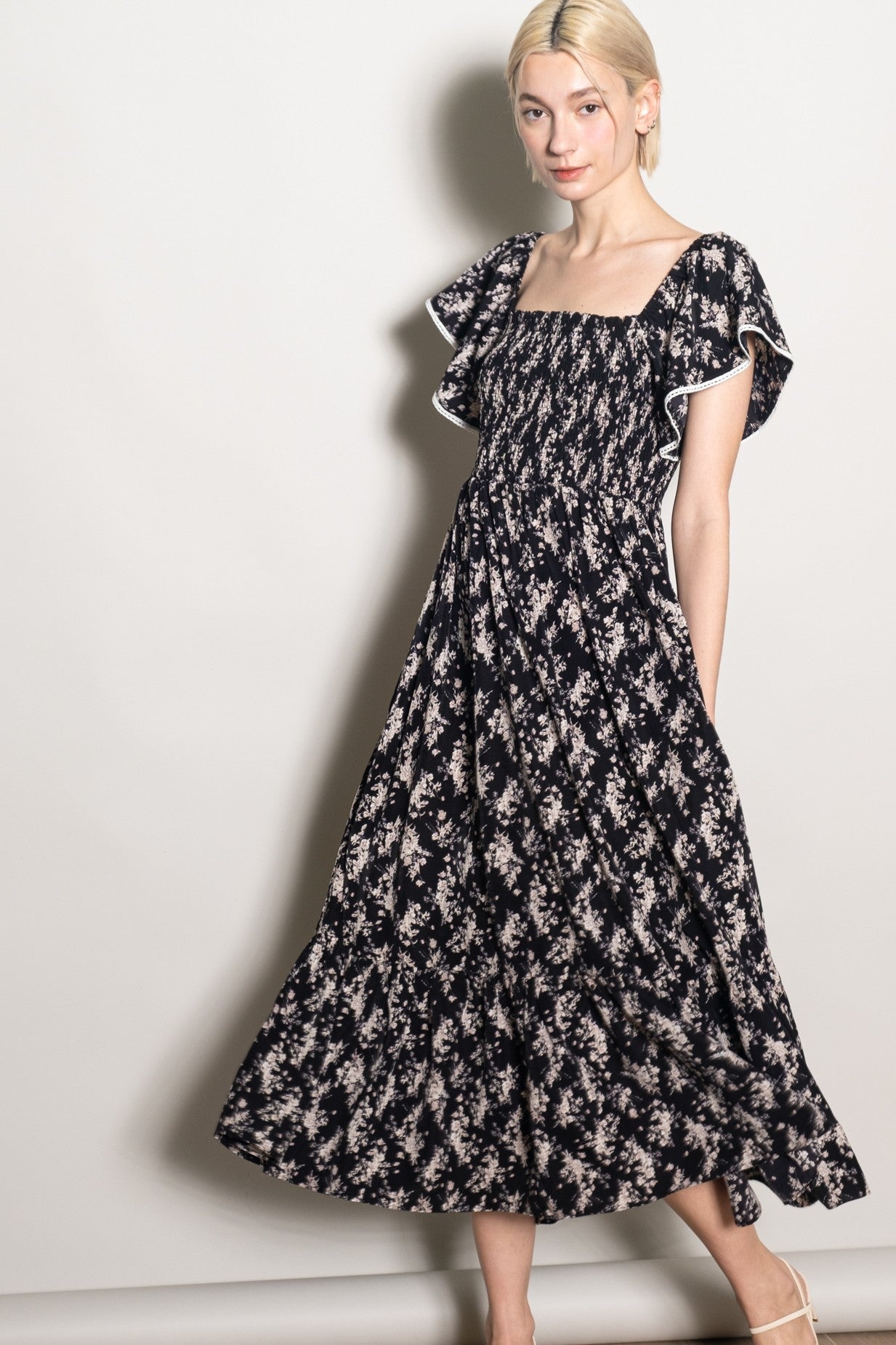 Schwarzes Umstands-Midikleid mit Blumenmuster, Smok-Oberteil und Flügelärmeln