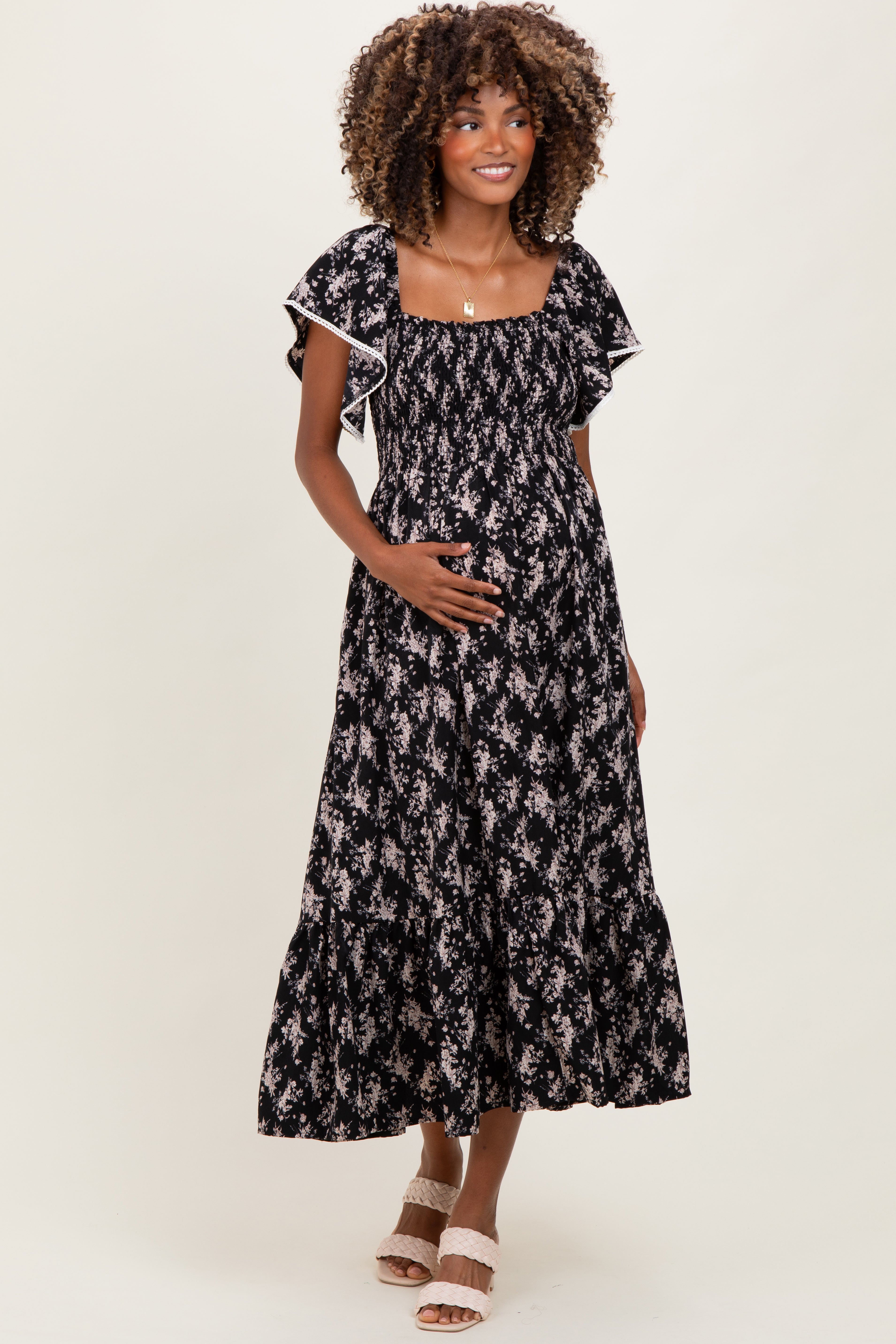Schwarzes Umstands-Midikleid mit Blumenmuster, Smok-Oberteil und Flügelärmeln