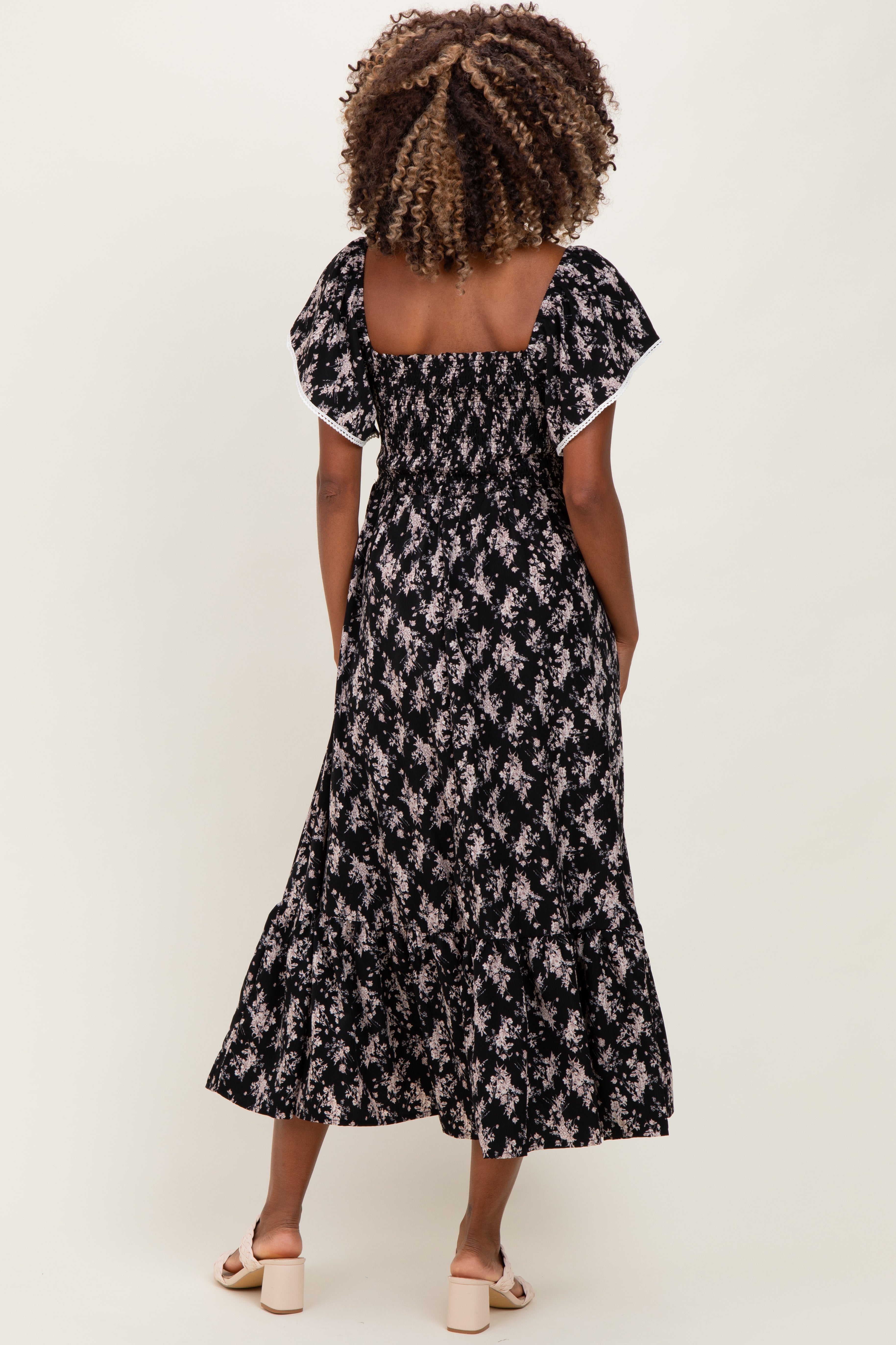 Schwarzes Umstands-Midikleid mit Blumenmuster, Smok-Oberteil und Flügelärmeln