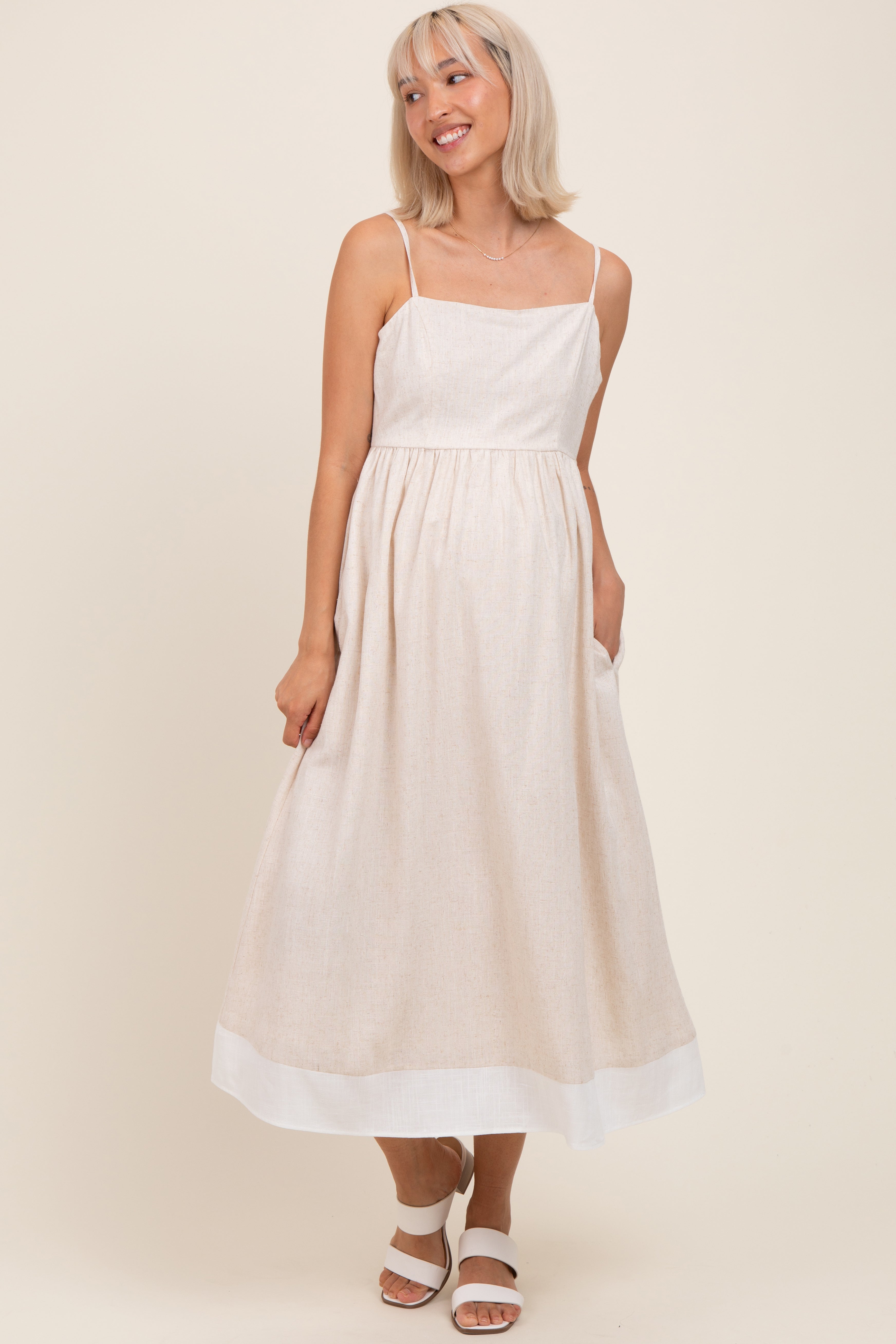 Beigefarbenes Umstands-Midikleid im Farbblock-Design mit Bindung am Rücken