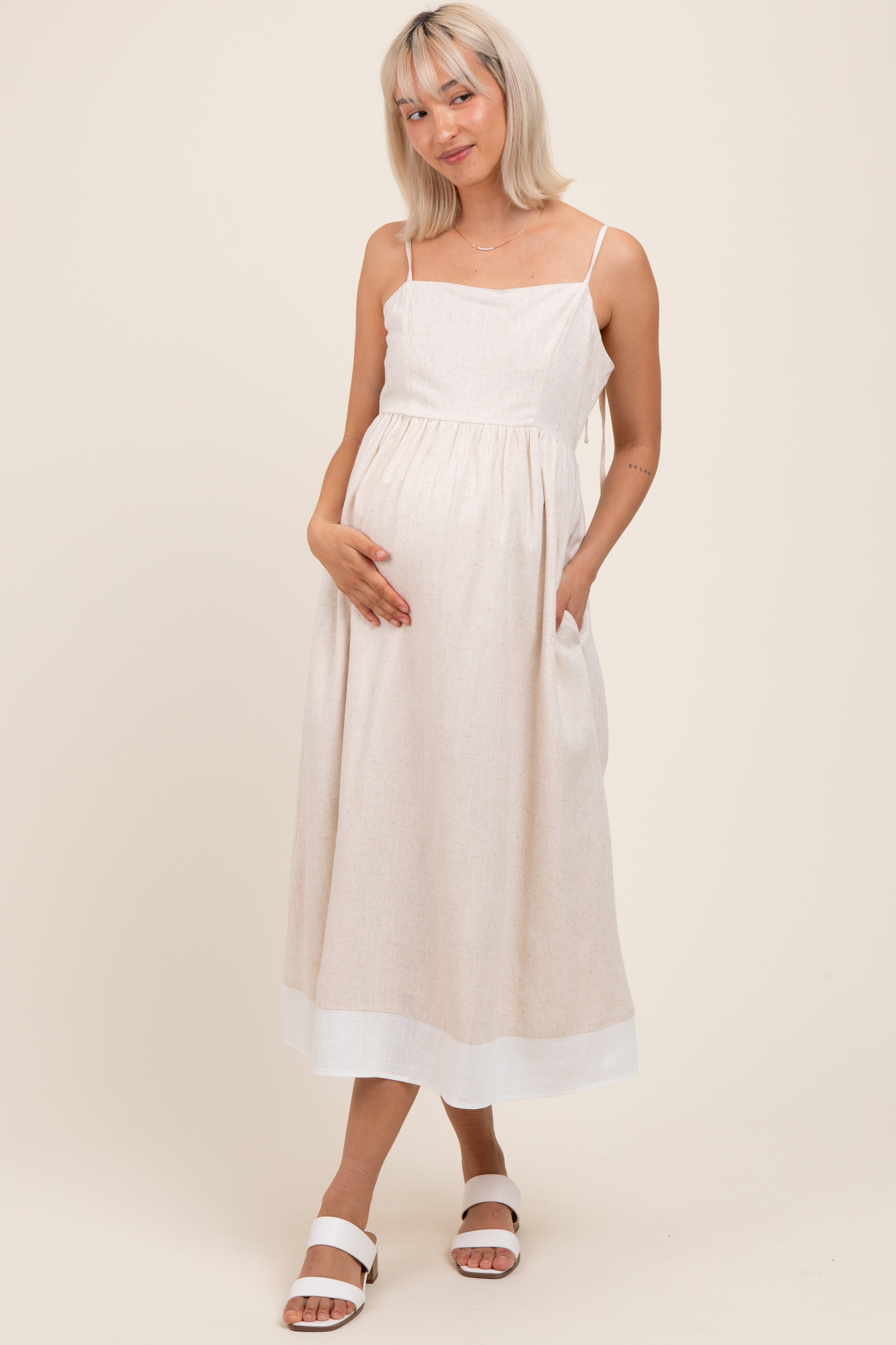 Beigefarbenes Umstands-Midikleid im Farbblock-Design mit Bindung am Rücken