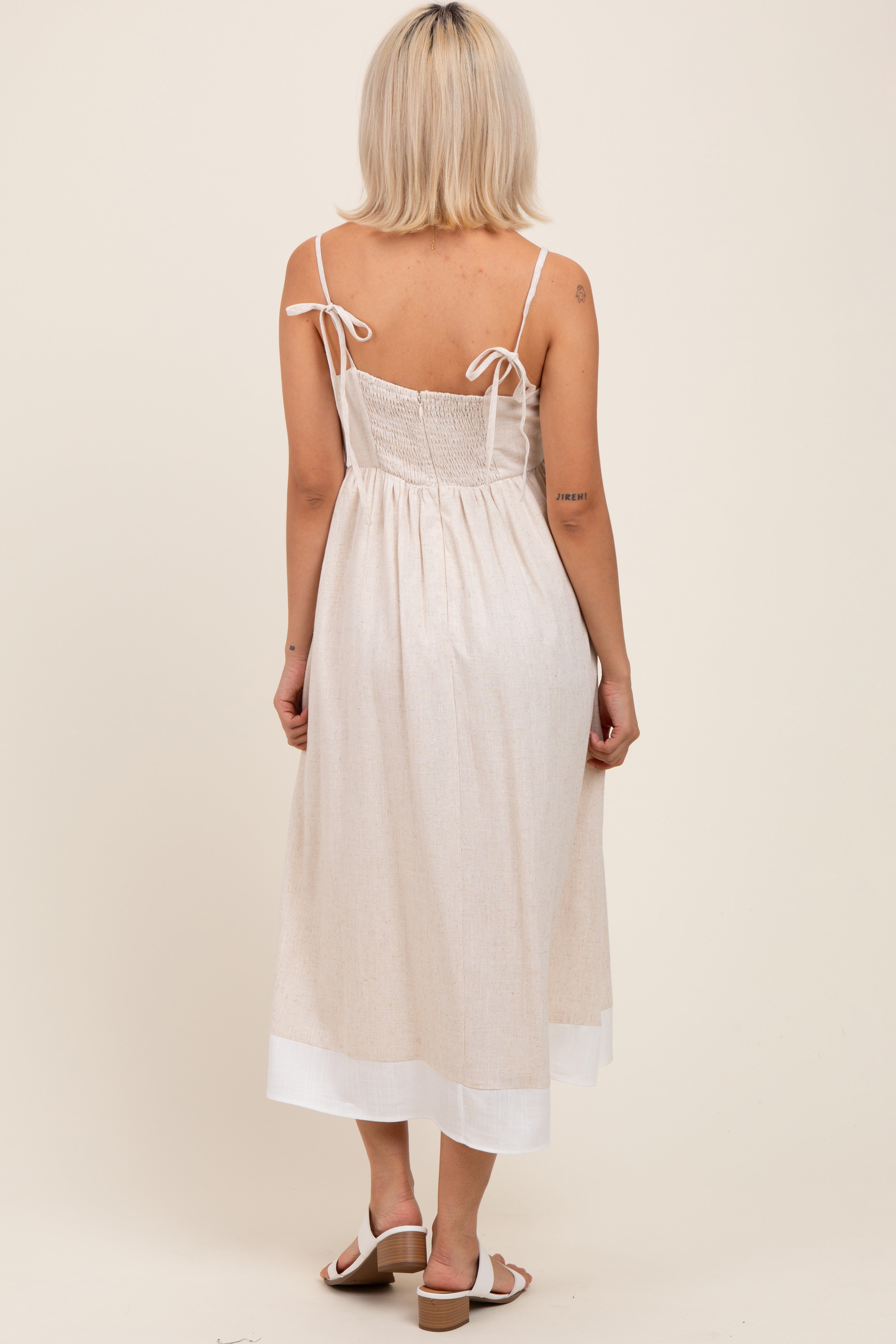 Beigefarbenes Umstands-Midikleid im Farbblock-Design mit Bindung am Rücken
