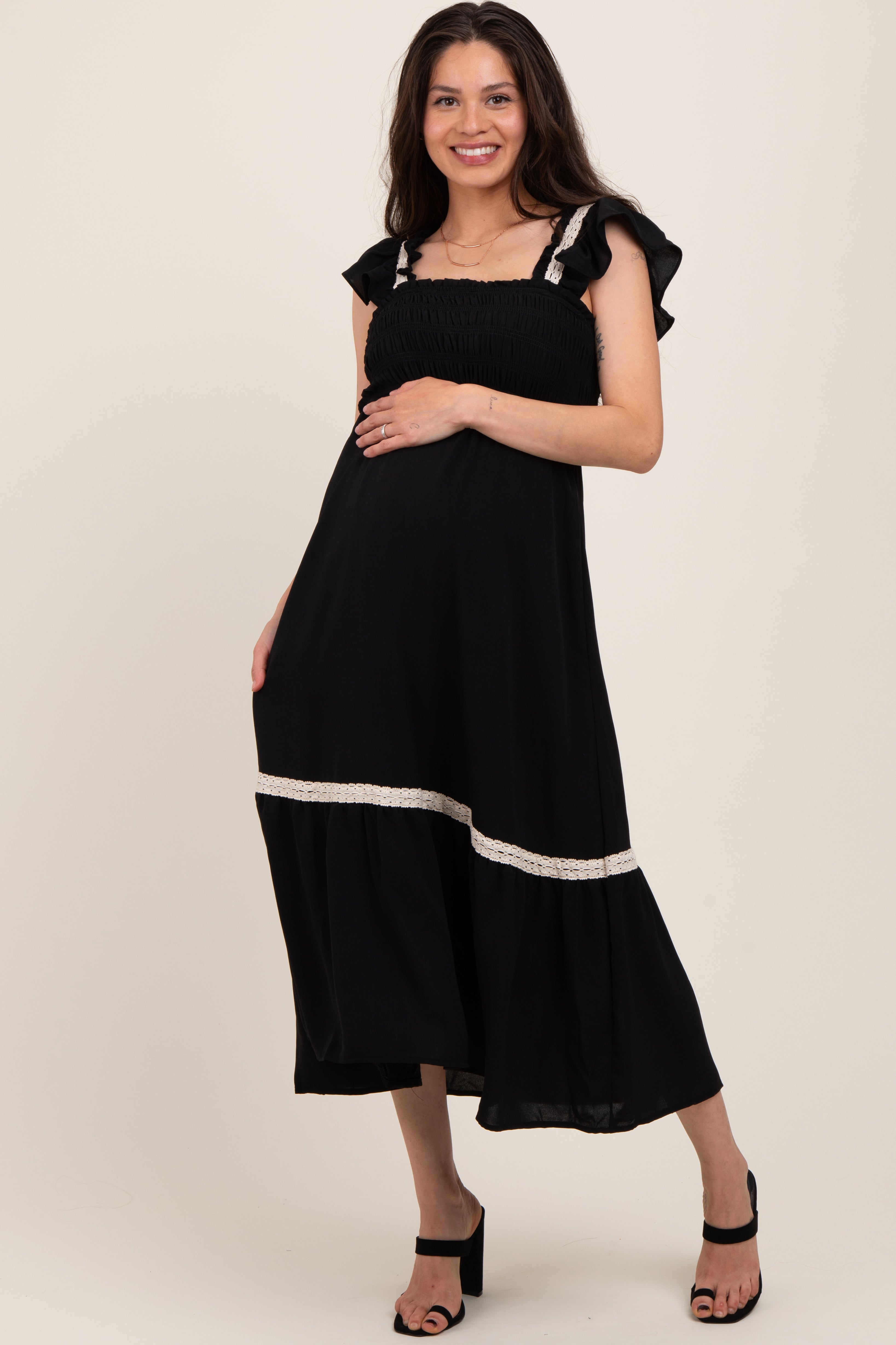 Schwarzes Umstands-Midikleid mit Smok-Details und Spitze