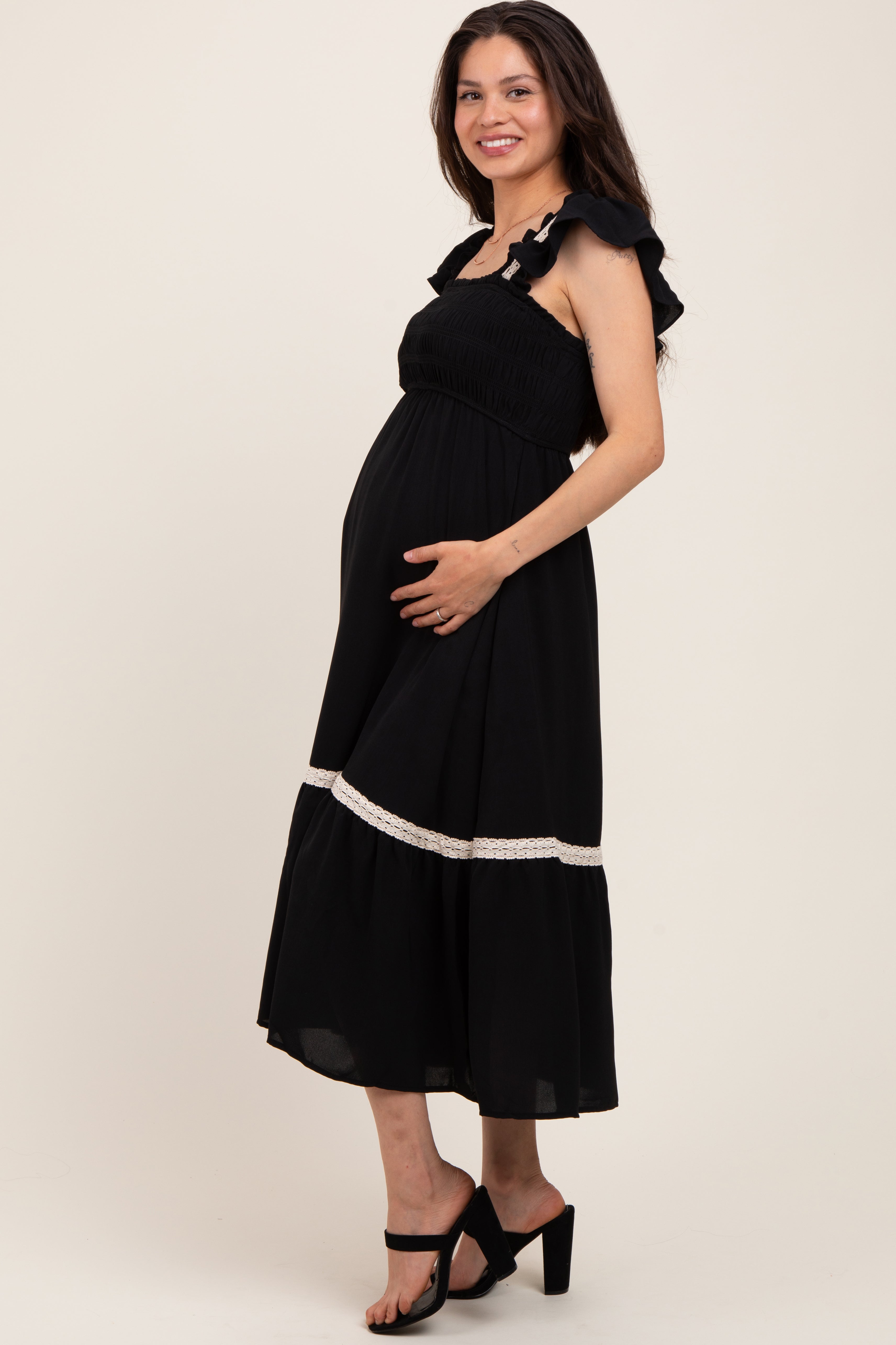 Schwarzes Umstands-Midikleid mit Smok-Details und Spitze
