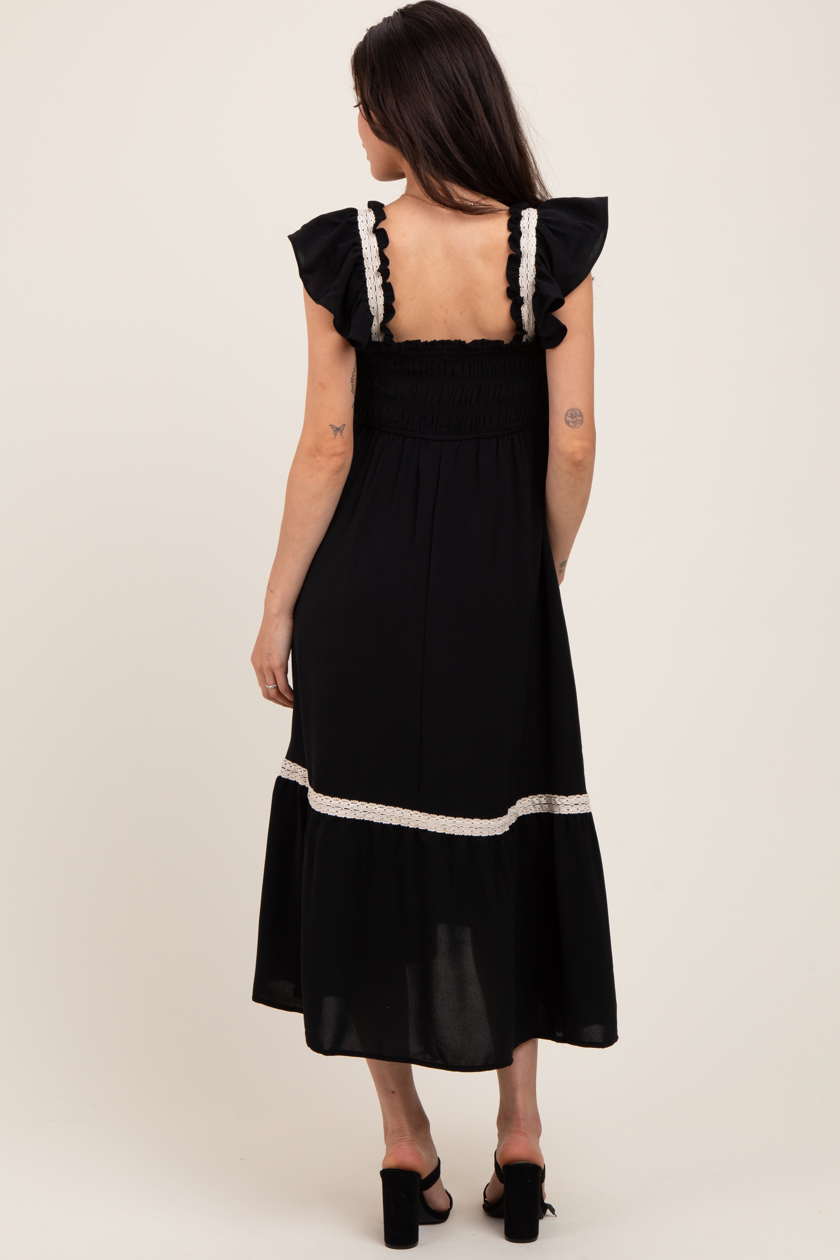 Schwarzes Umstands-Midikleid mit Smok-Details und Spitze