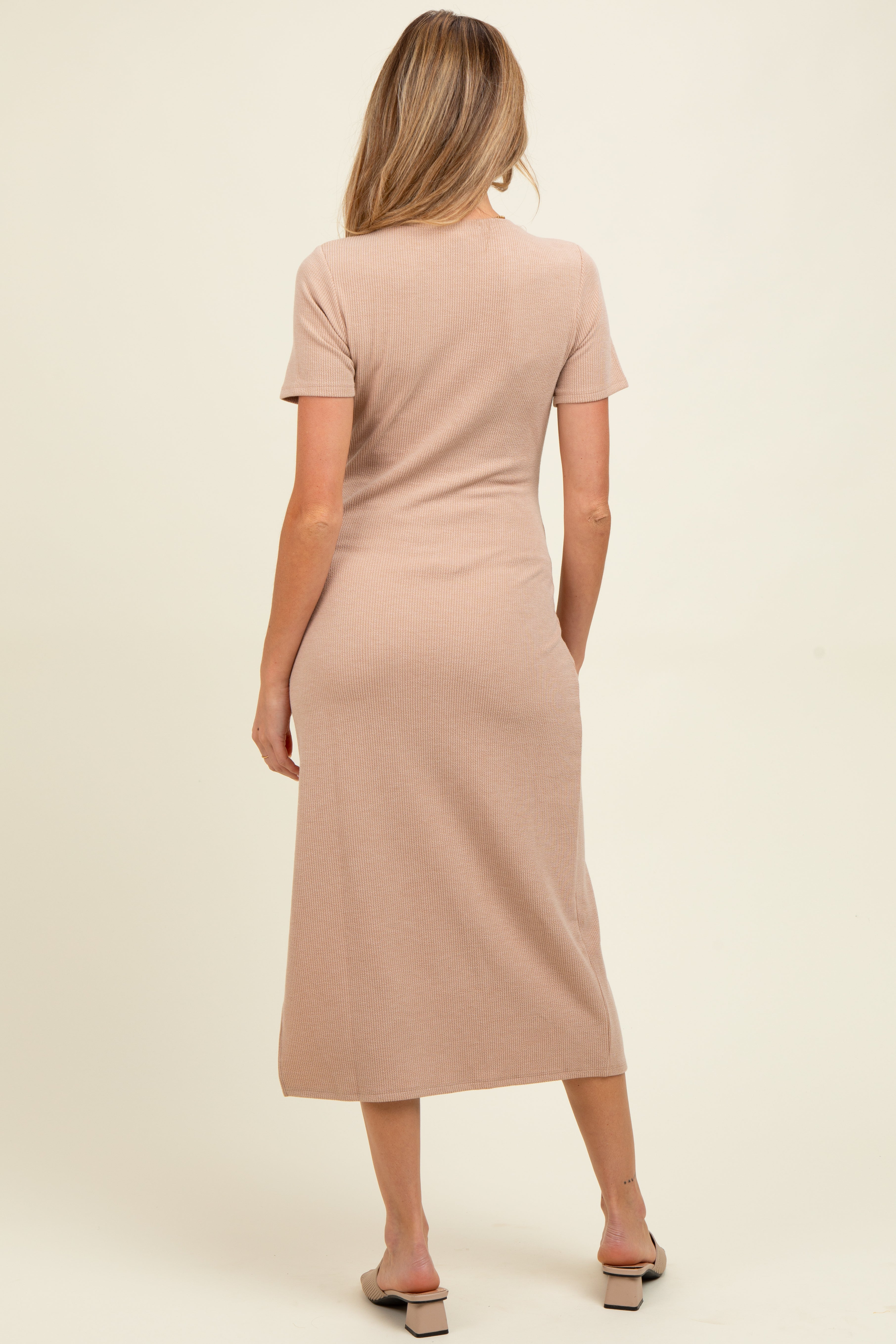 Geripptes Umstands-Midikleid mit Knopfdetail in Mokka