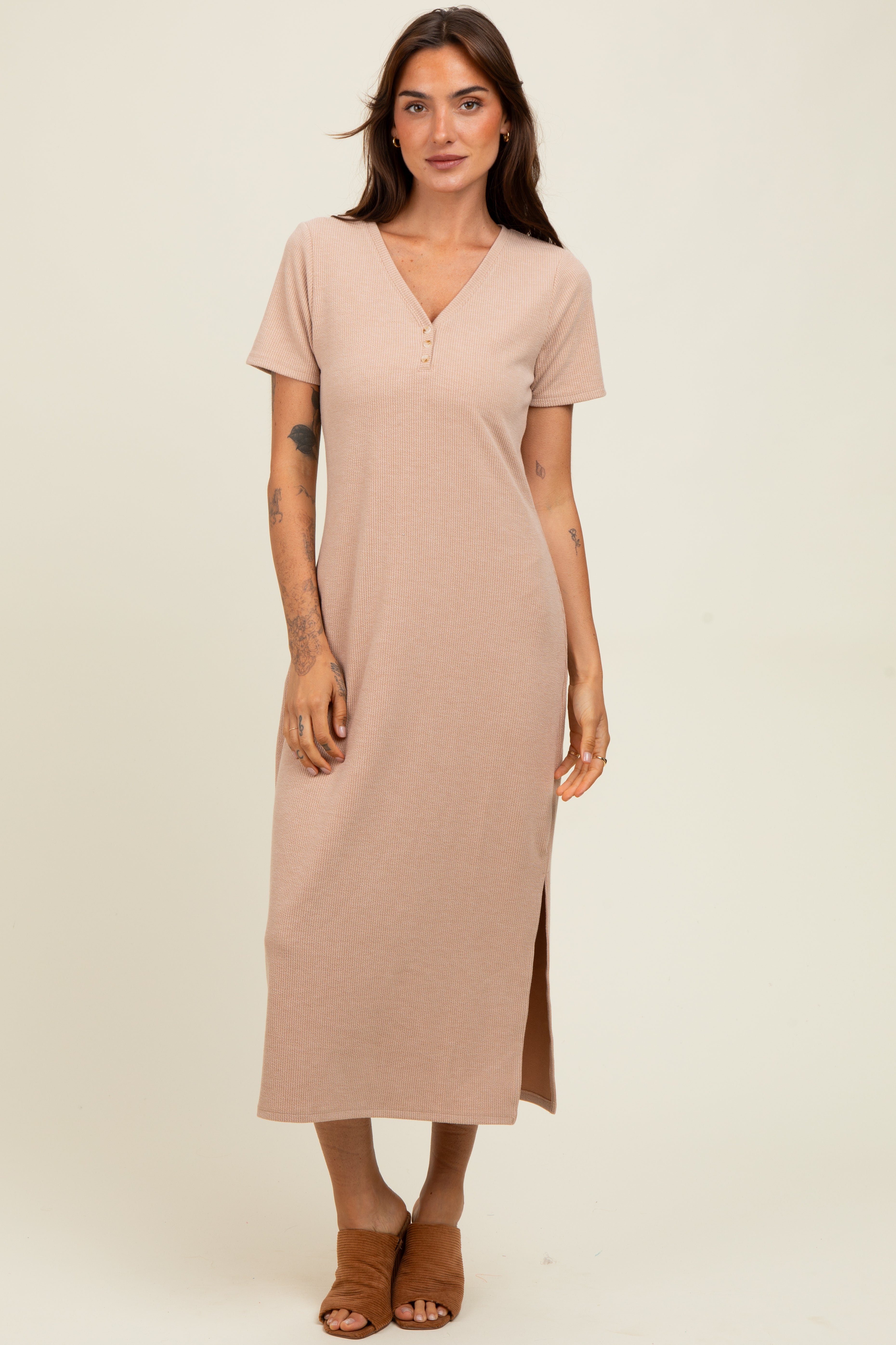 Geripptes Umstands-Midikleid mit Knopfdetail in Mokka