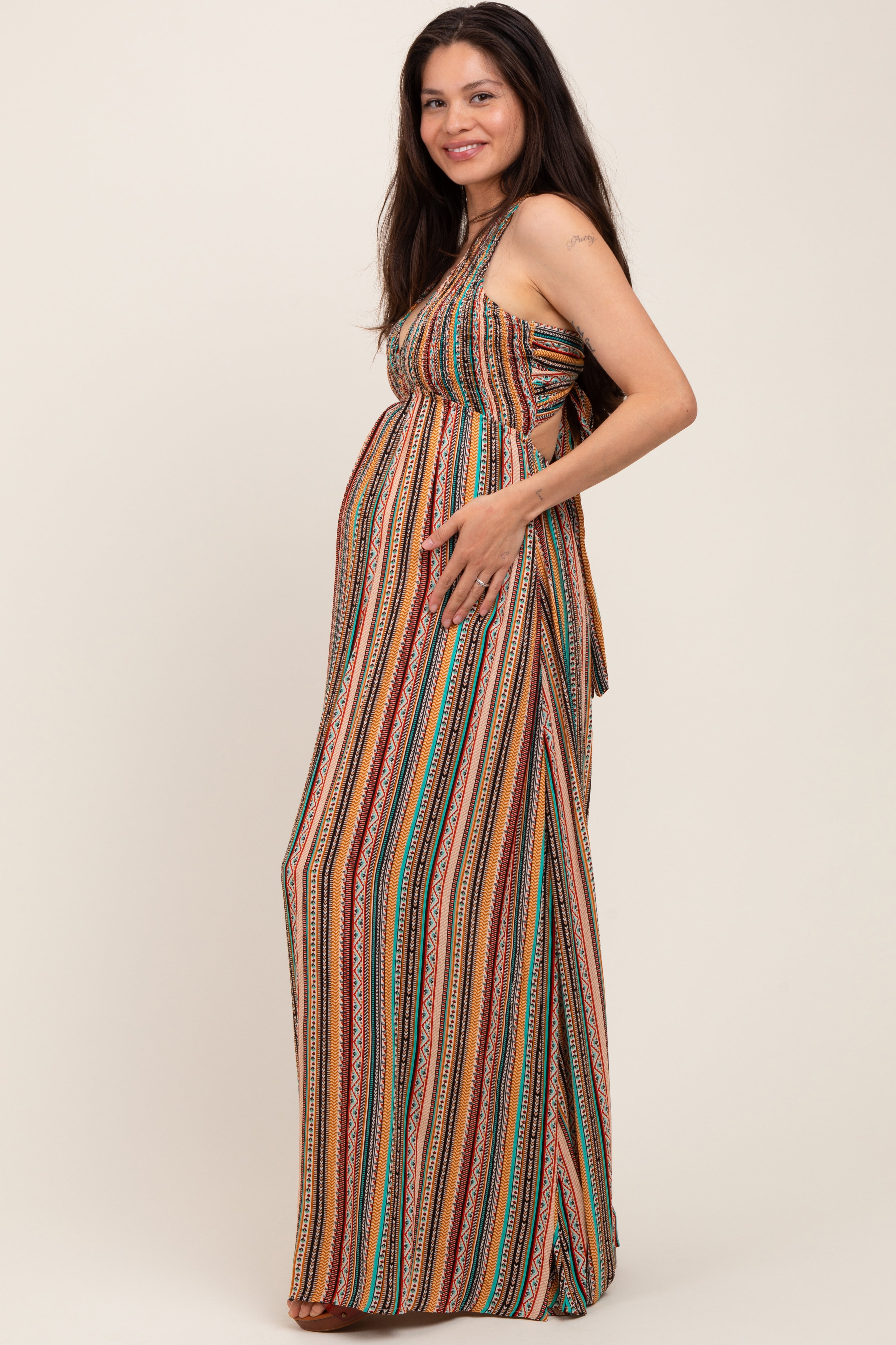 Mehrfarbig bedrucktes Umstands-Maxikleid mit Neckholder, Rückenbindung und Cut-out
