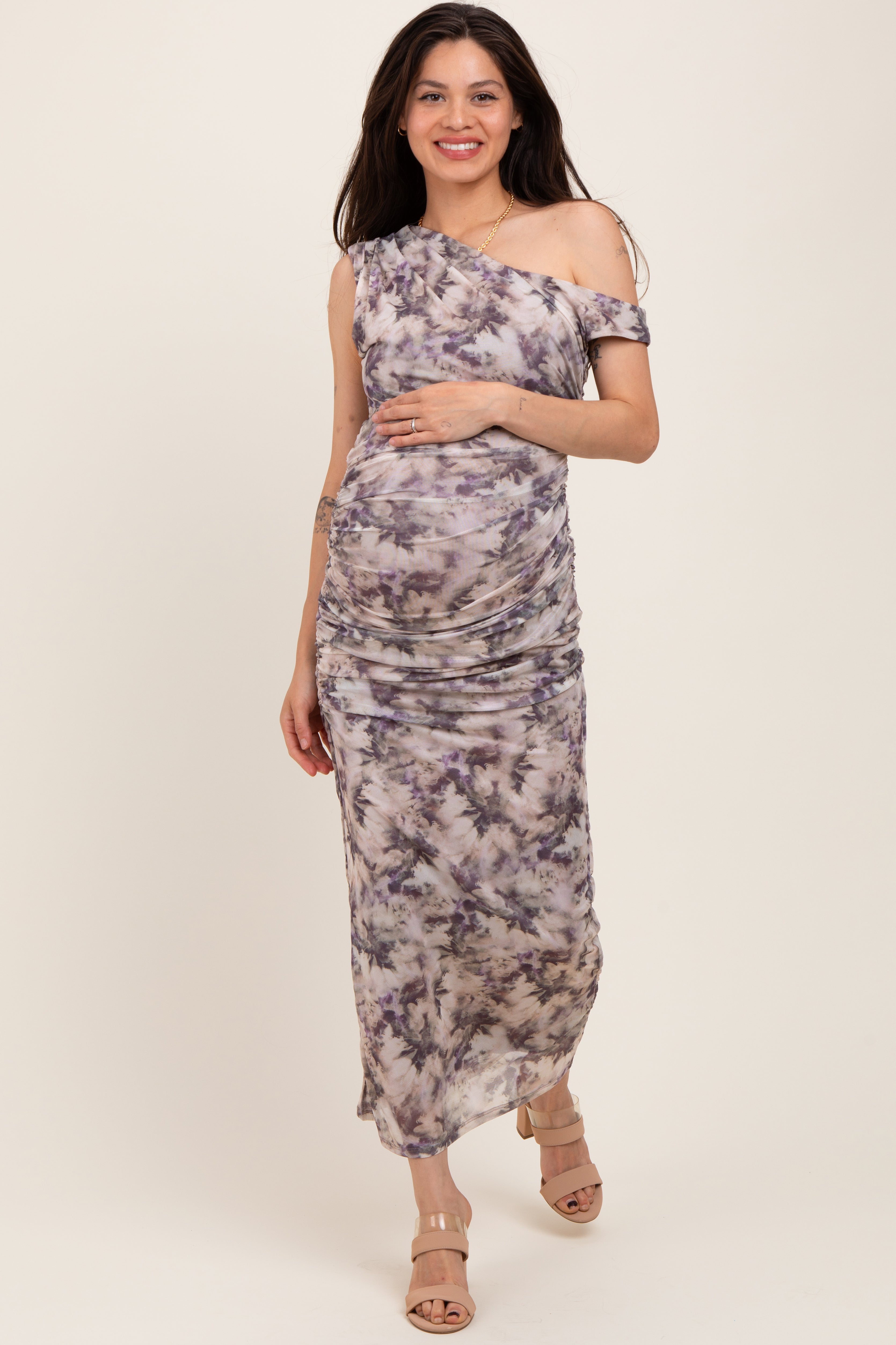 Lila Umstands-Midikleid mit Blumenmuster, Raffung und One-Shoulder-Ausschnitt