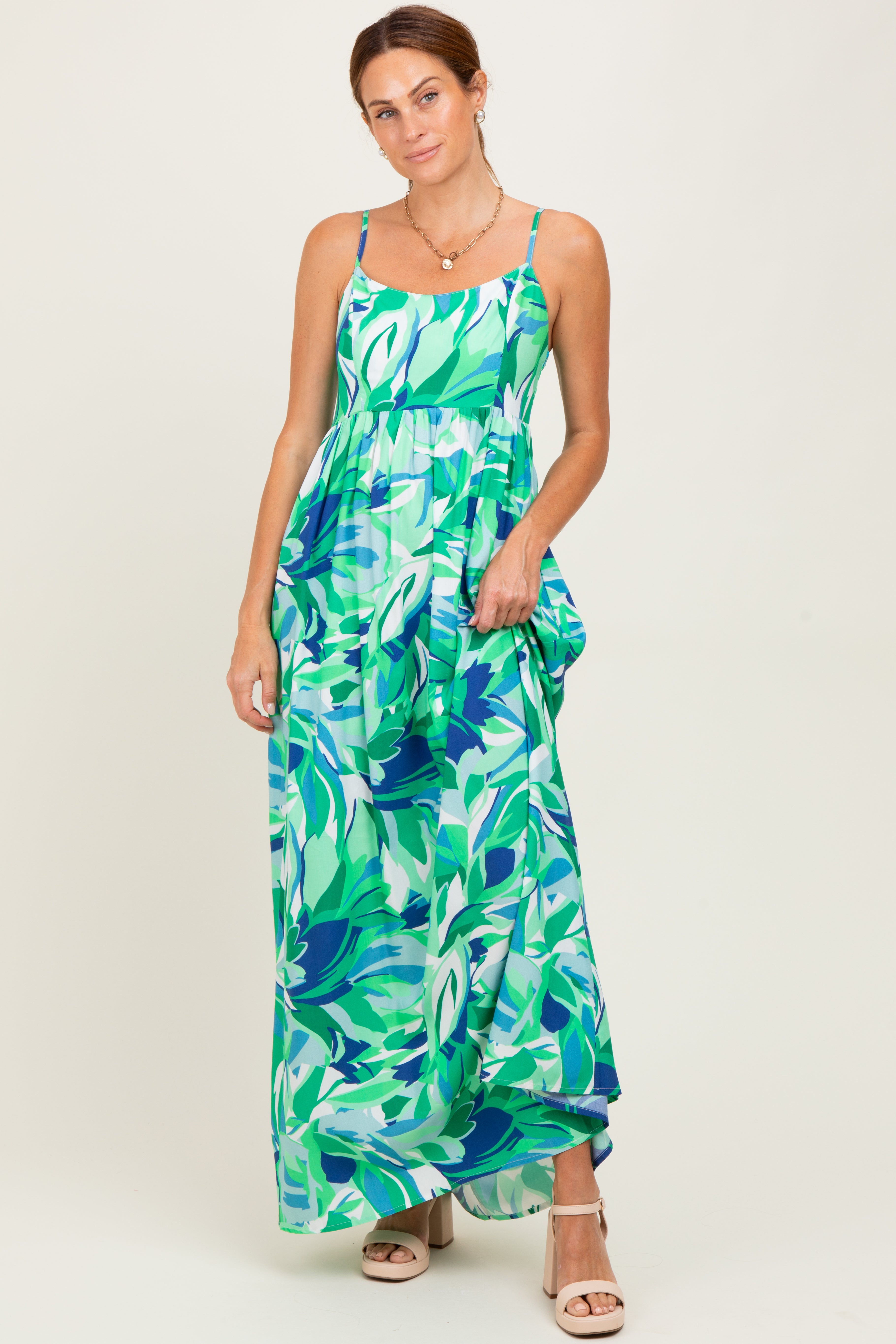 Grünes bedrucktes Umstands-Maxikleid mit Schulterbändern