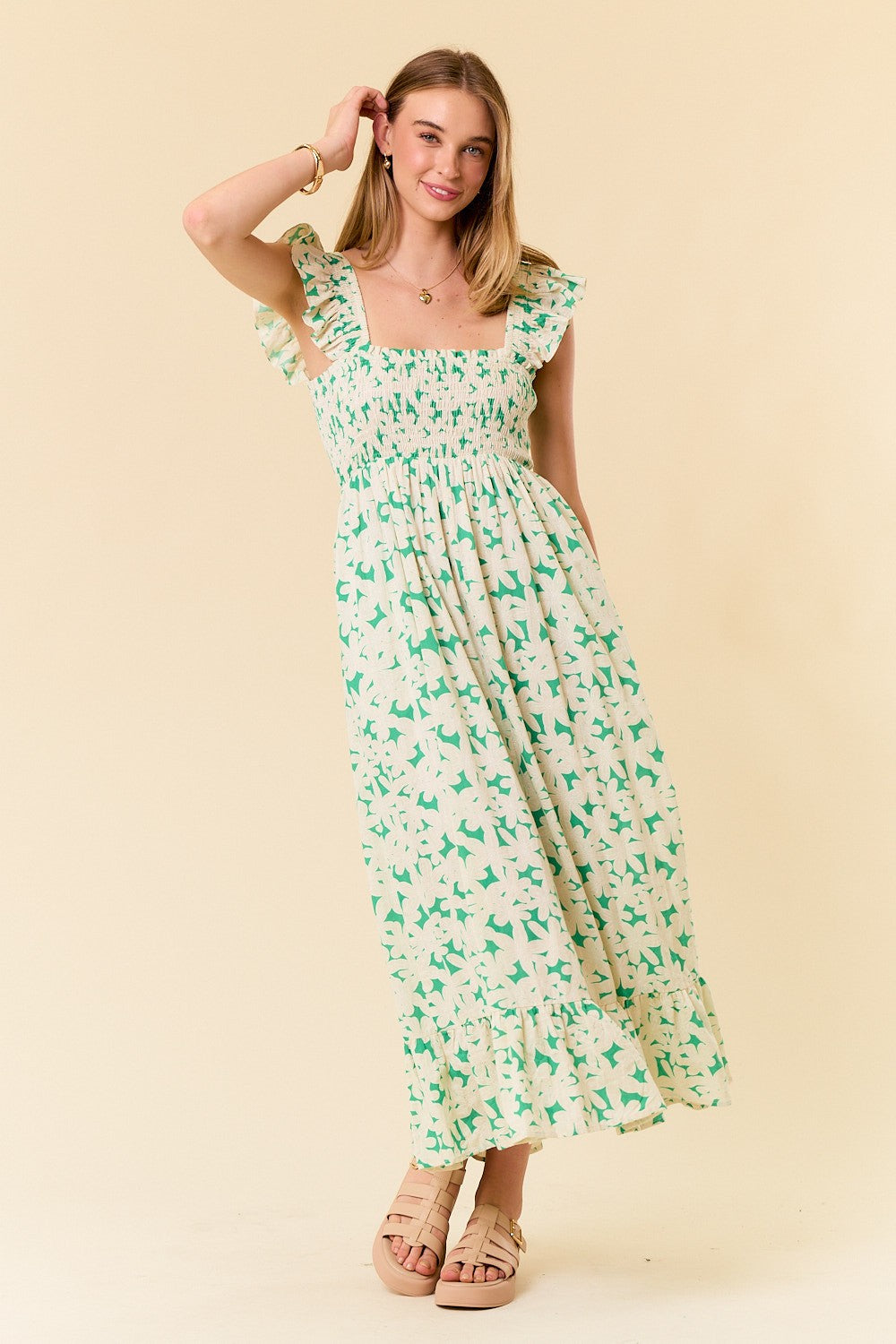 Grünes Umstands-Maxikleid mit Blumenmuster, Smok-Oberteil und Rüschenärmeln