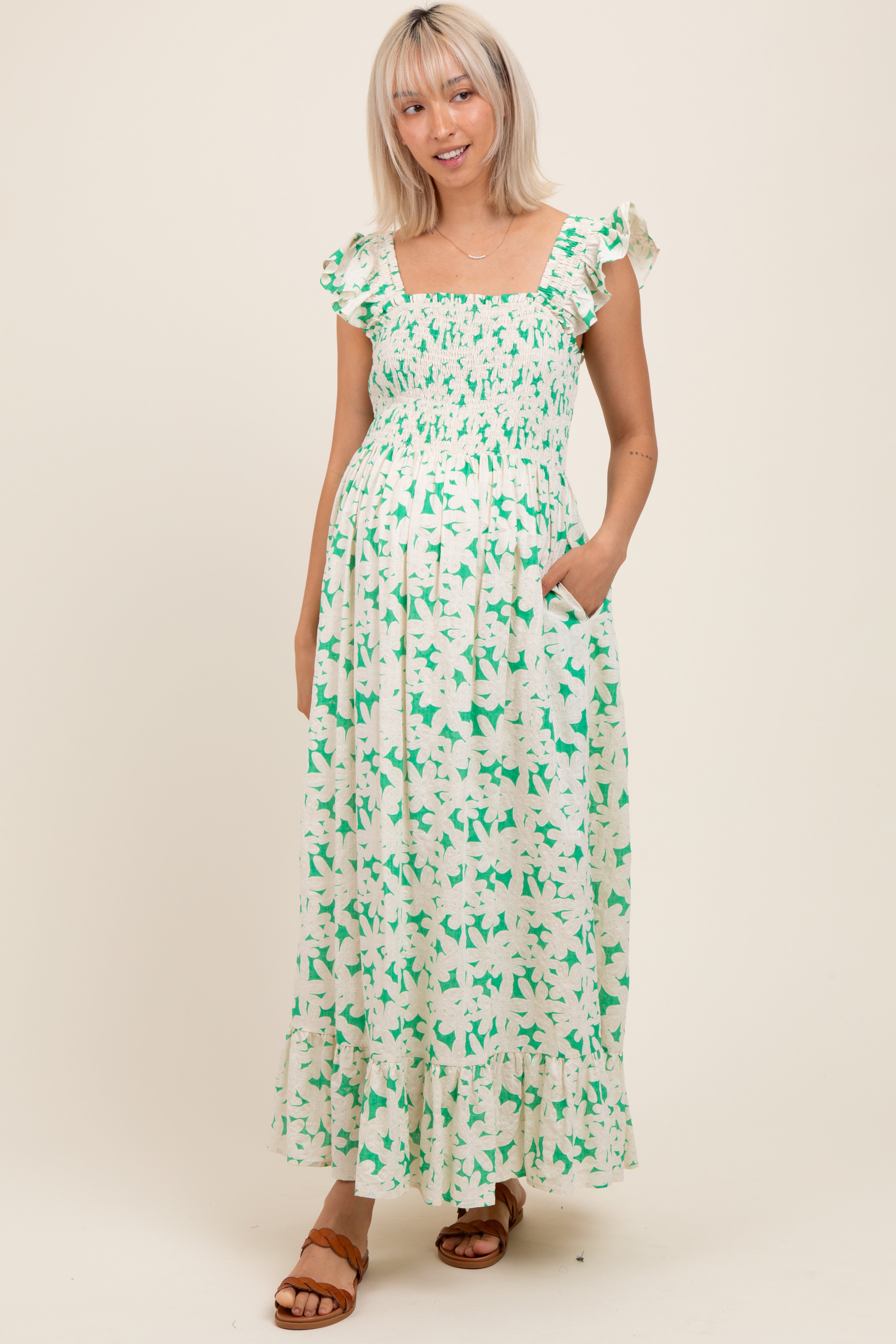 Grünes Umstands-Maxikleid mit Blumenmuster, Smok-Oberteil und Rüschenärmeln