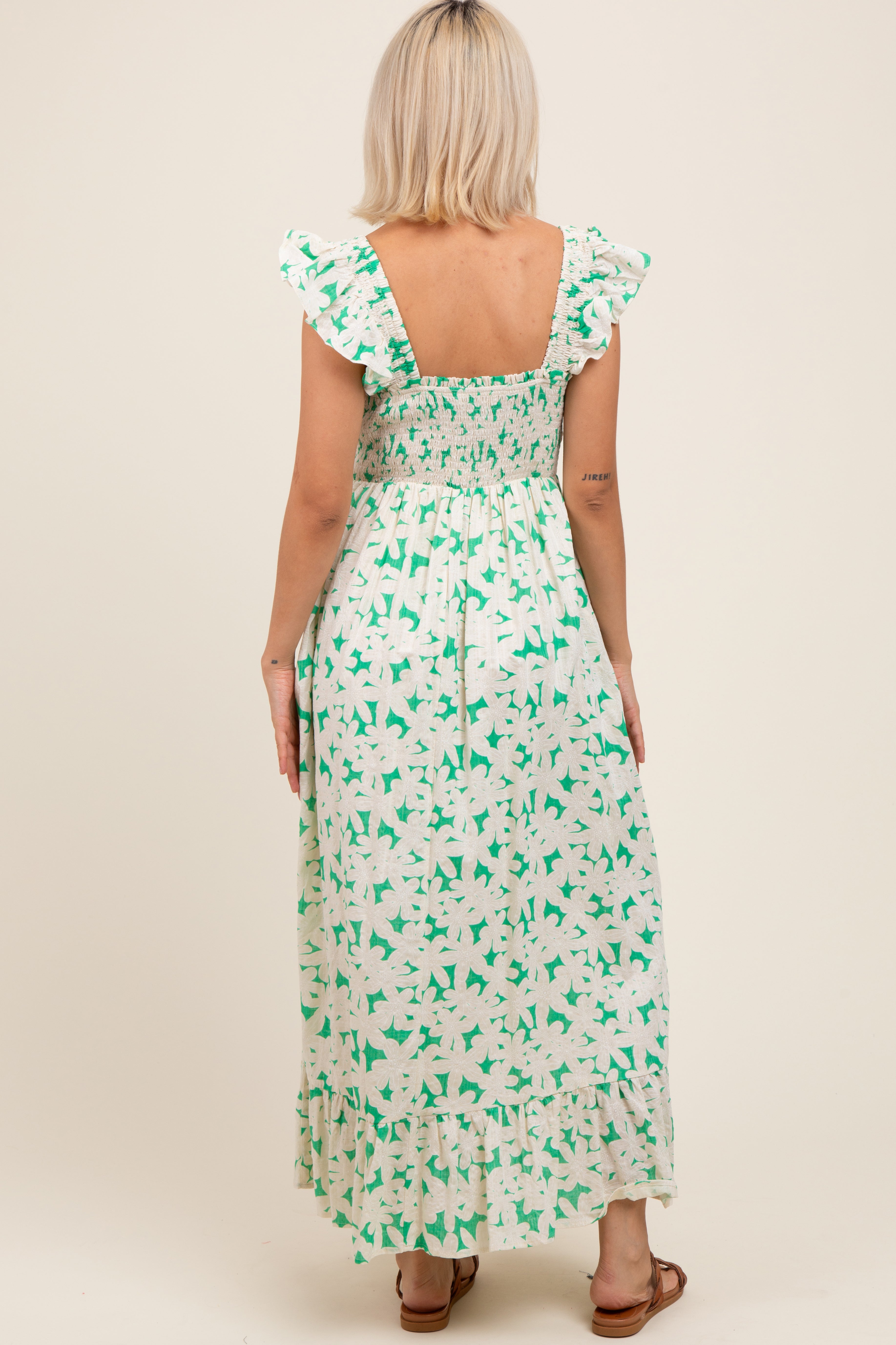 Grünes Umstands-Maxikleid mit Blumenmuster, Smok-Oberteil und Rüschenärmeln