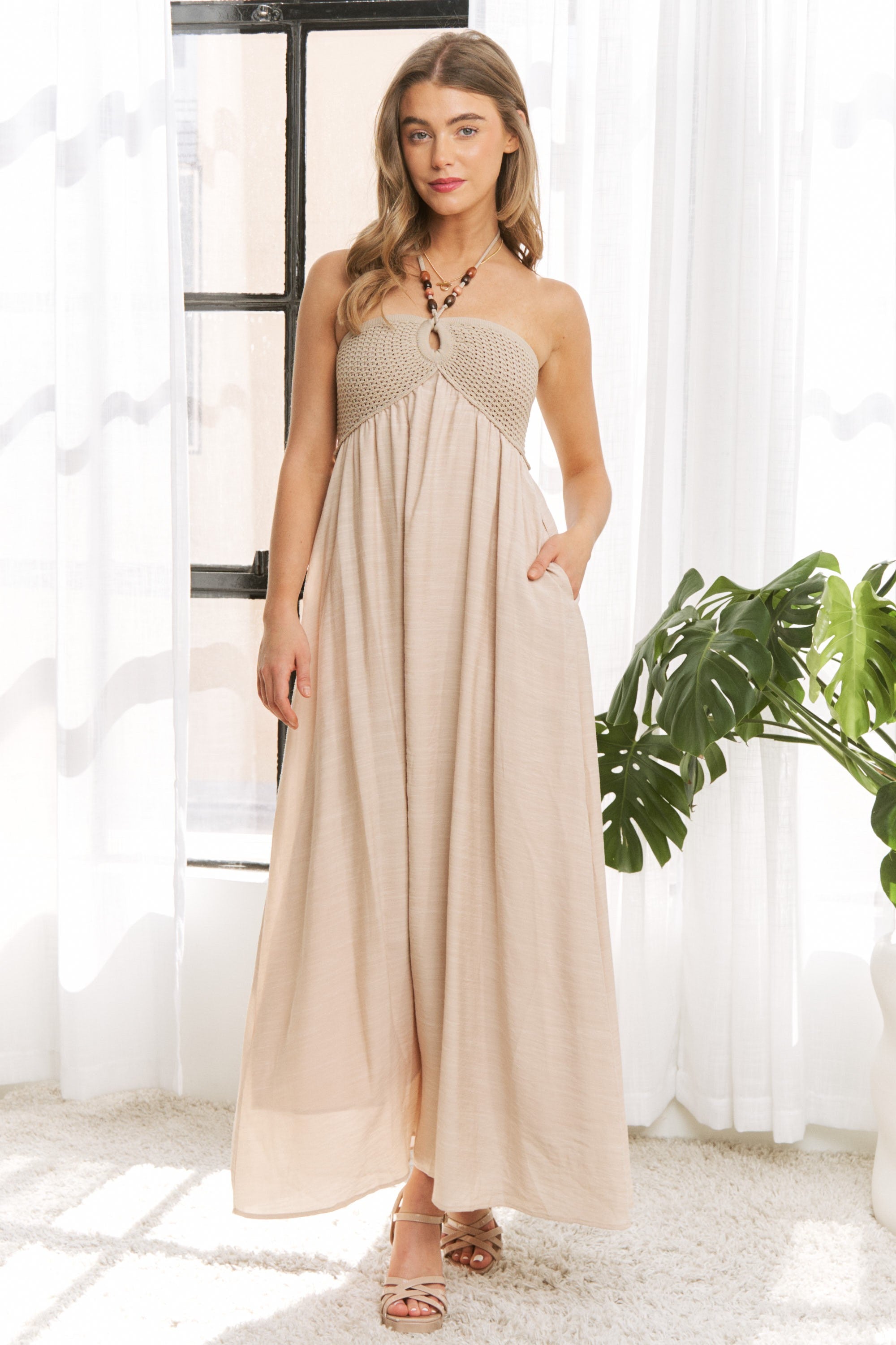 Beigefarbenes Umstands-Maxikleid mit Häkeldetails und perlenbesetztem Neckholder