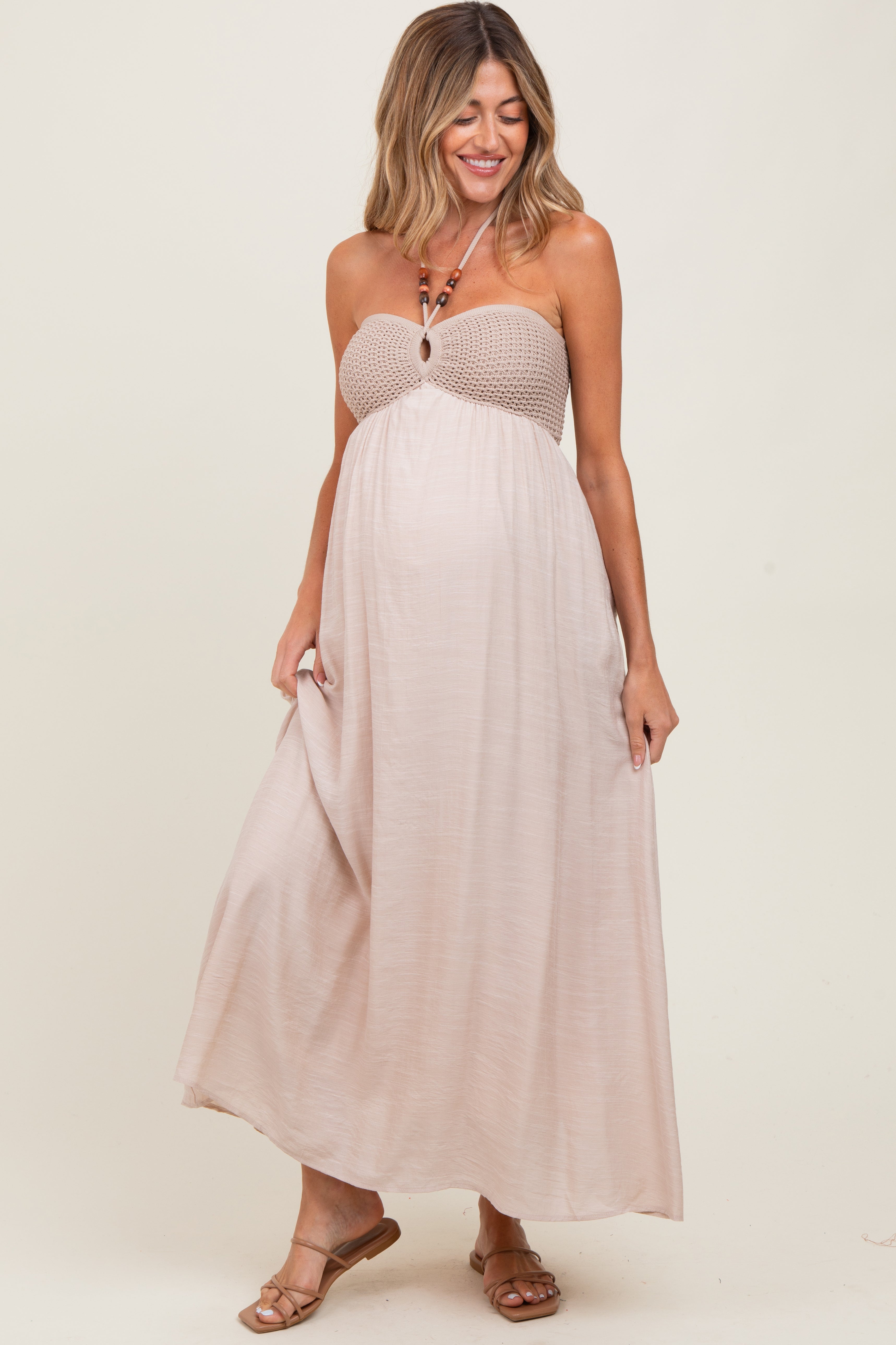 Beigefarbenes Umstands-Maxikleid mit Häkeldetails und perlenbesetztem Neckholder