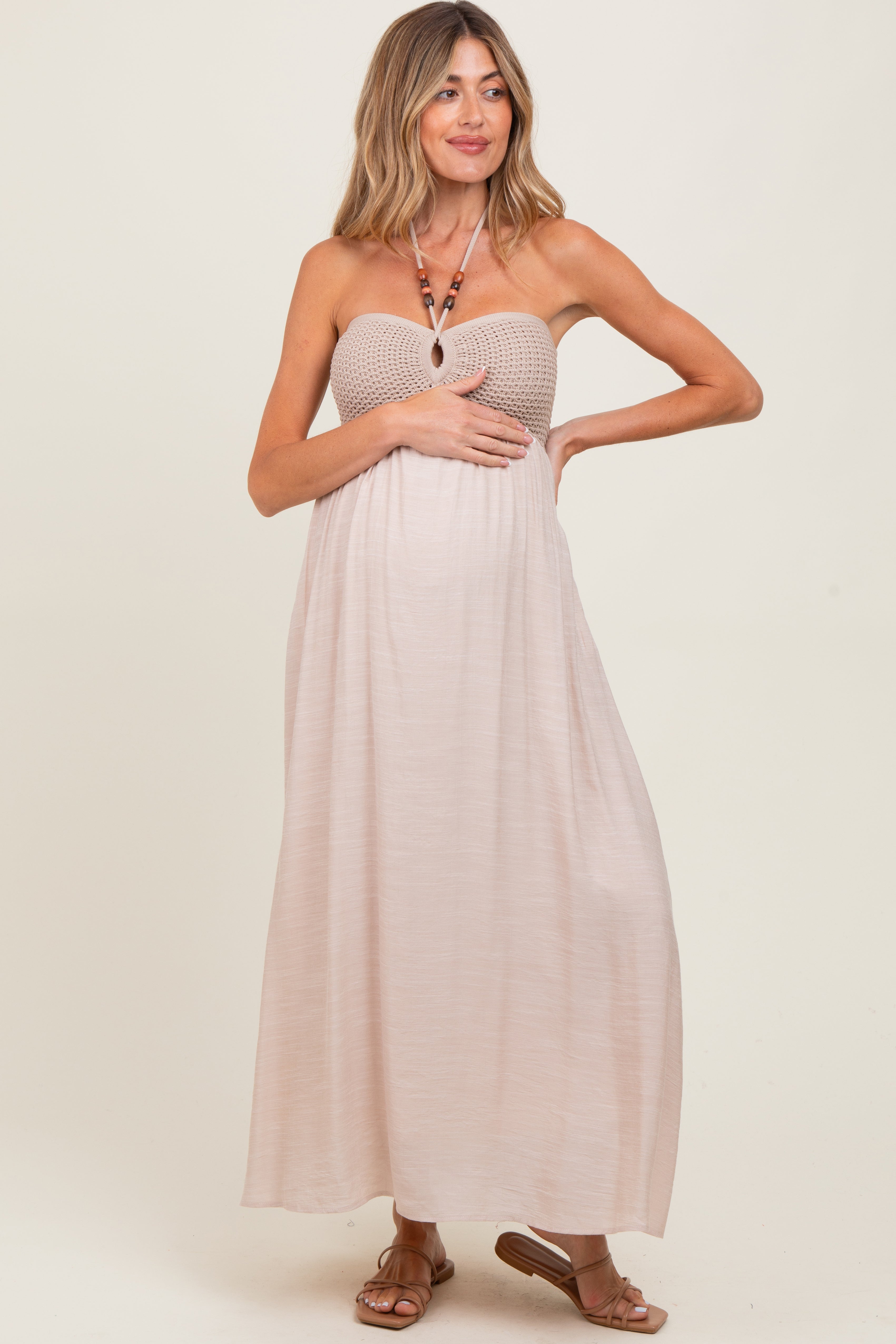 Beigefarbenes Umstands-Maxikleid mit Häkeldetails und perlenbesetztem Neckholder