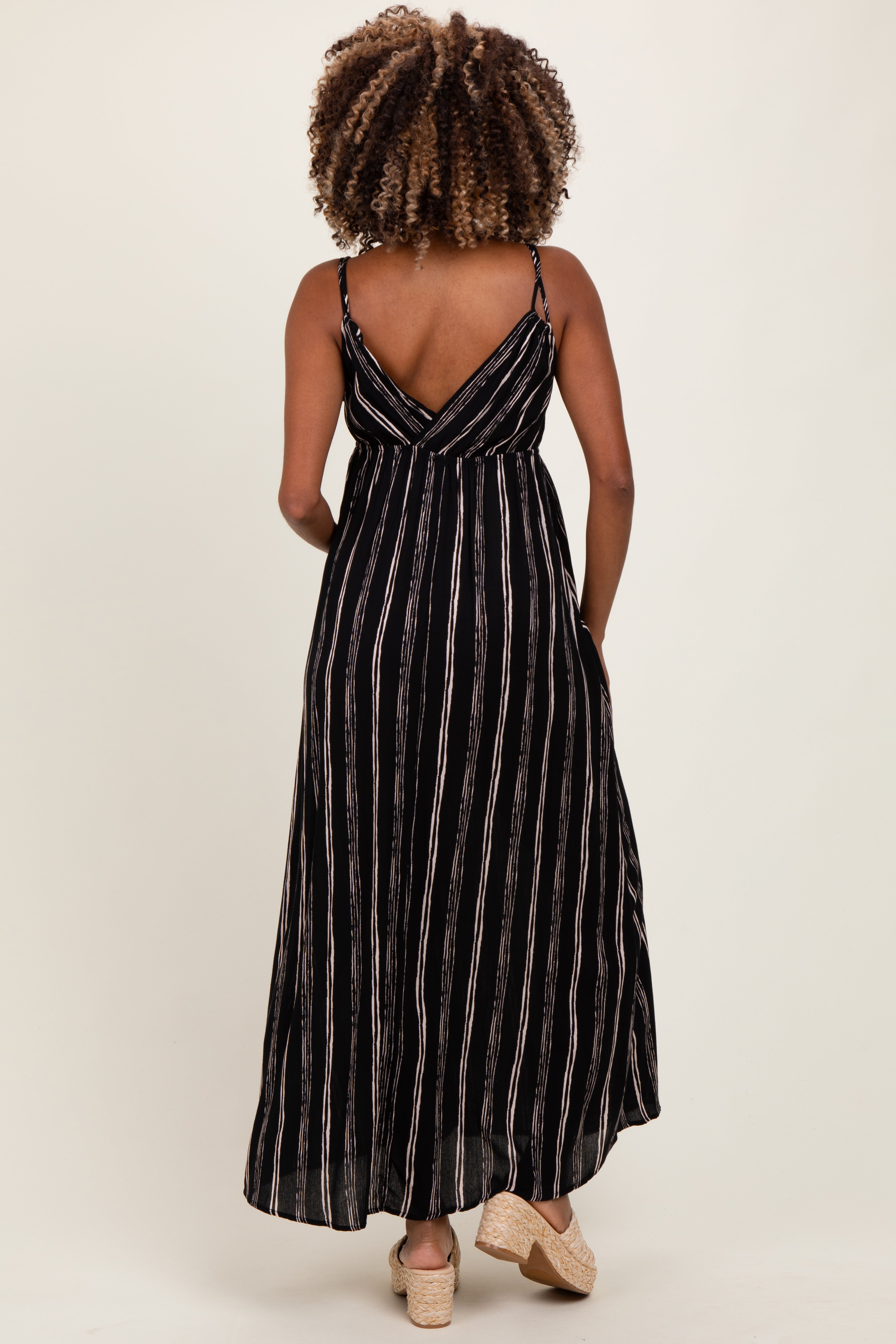 Schwarzes gestreiftes Umstands-Maxikleid mit V-Ausschnitt und Doppelträgern