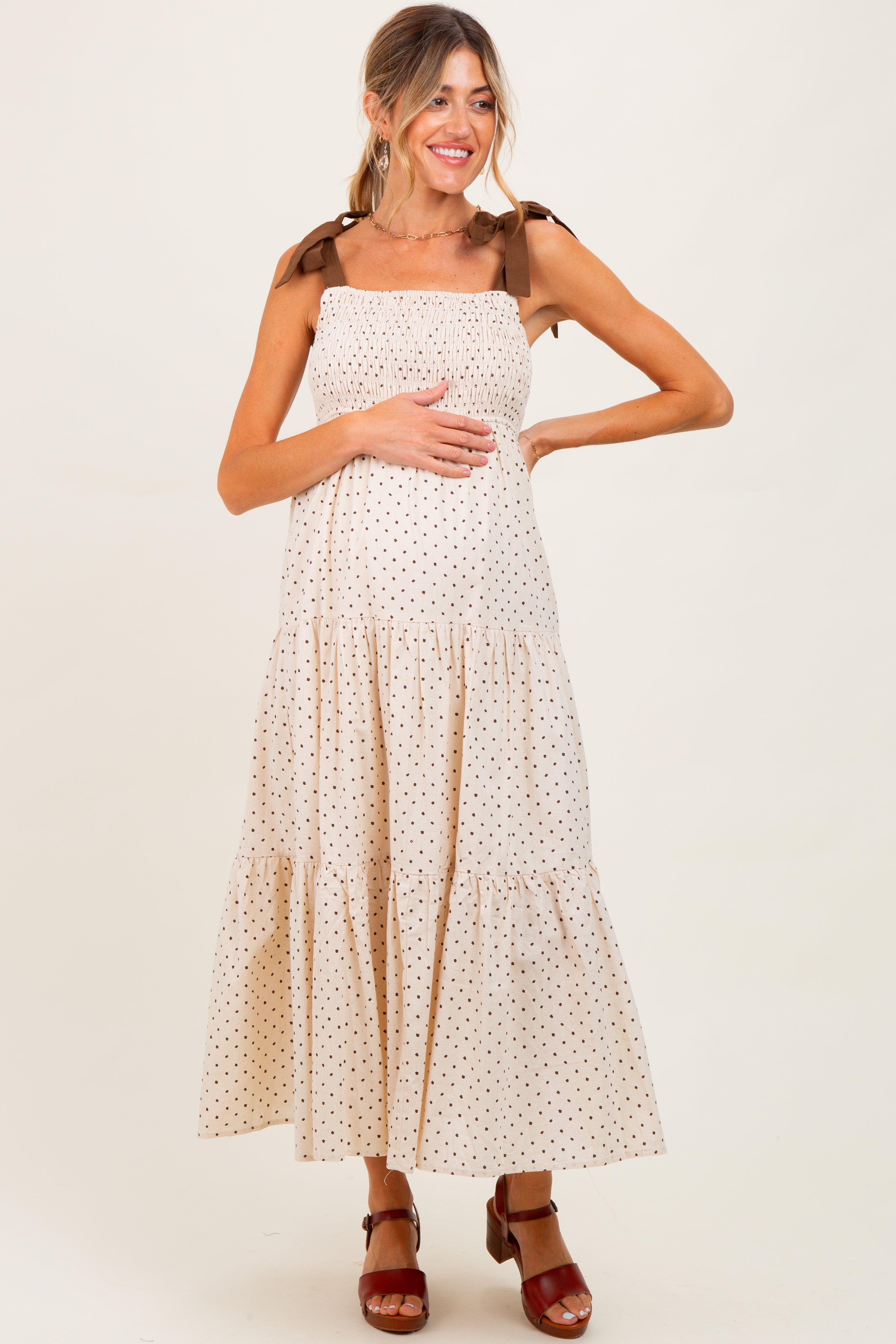 Cremefarbenes Umstands-Midikleid mit Punktemuster, Stufenrock und Schulterbindern