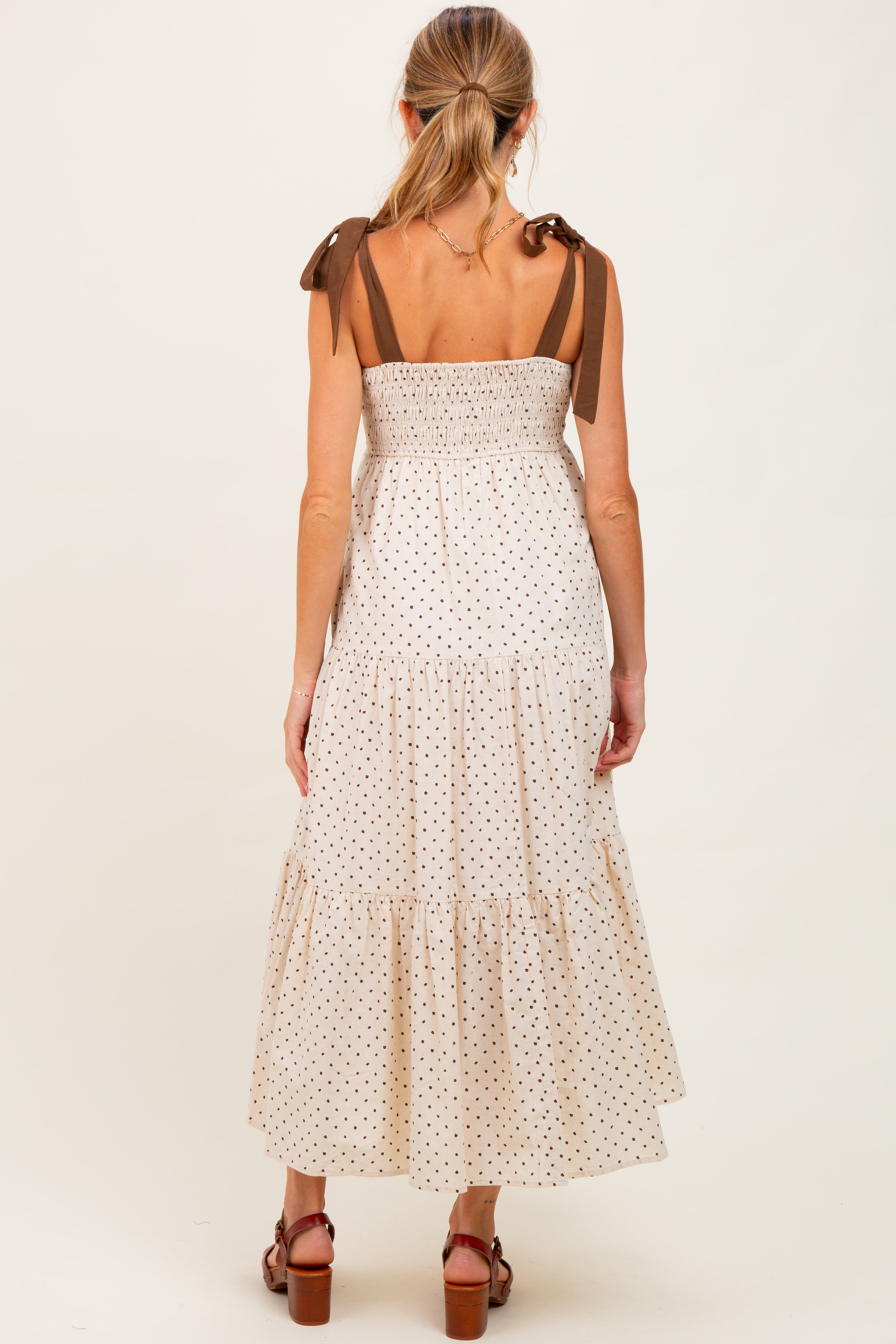 Cremefarbenes Umstands-Midikleid mit Punktemuster, Stufenrock und Schulterbindern