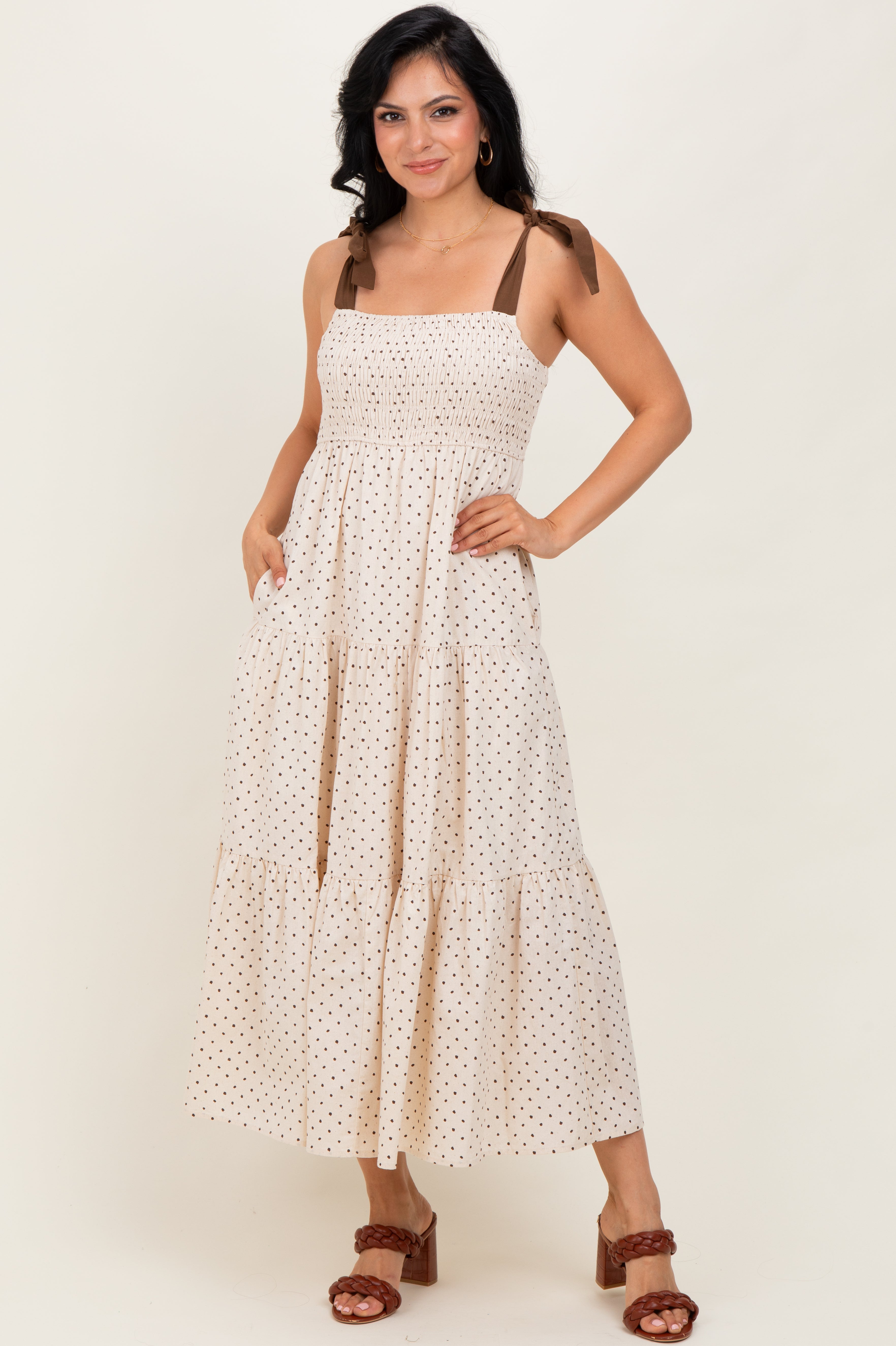 Cremefarbenes Umstands-Midikleid mit Punktemuster, Stufenrock und Schulterbindern