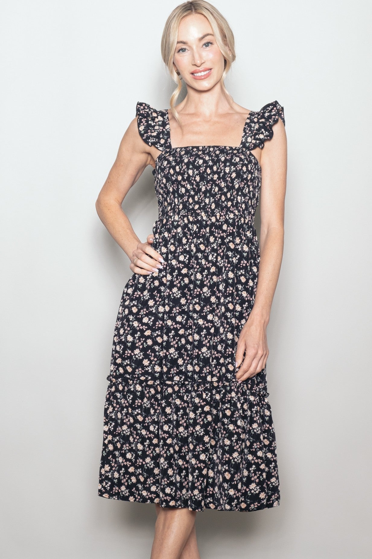 Schwarzes florales Umstands-Midikleid mit Smok-Einsatz und Rüschenträgern